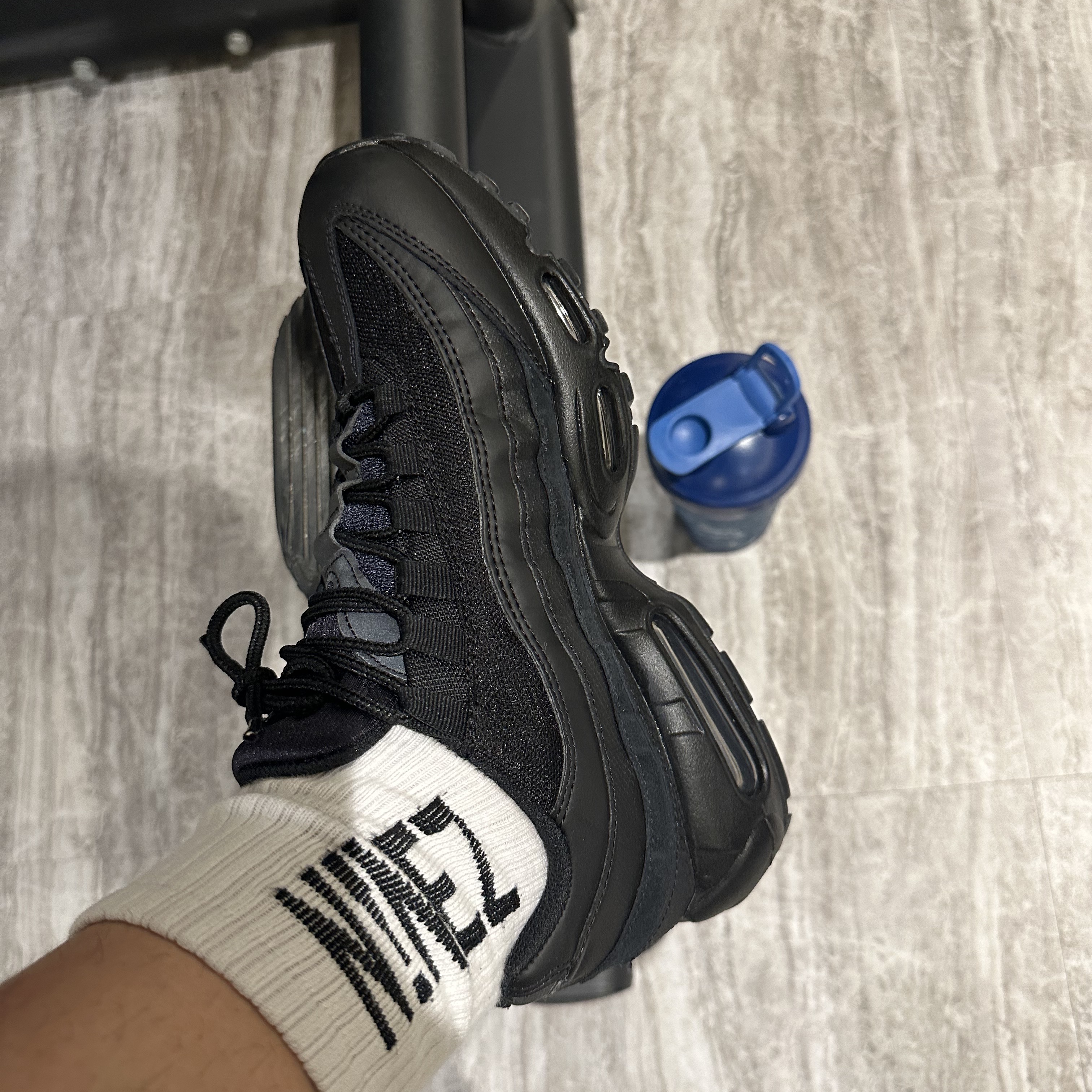 Nike Air Max 95 Essential Triple Black 2020 착용 스타일