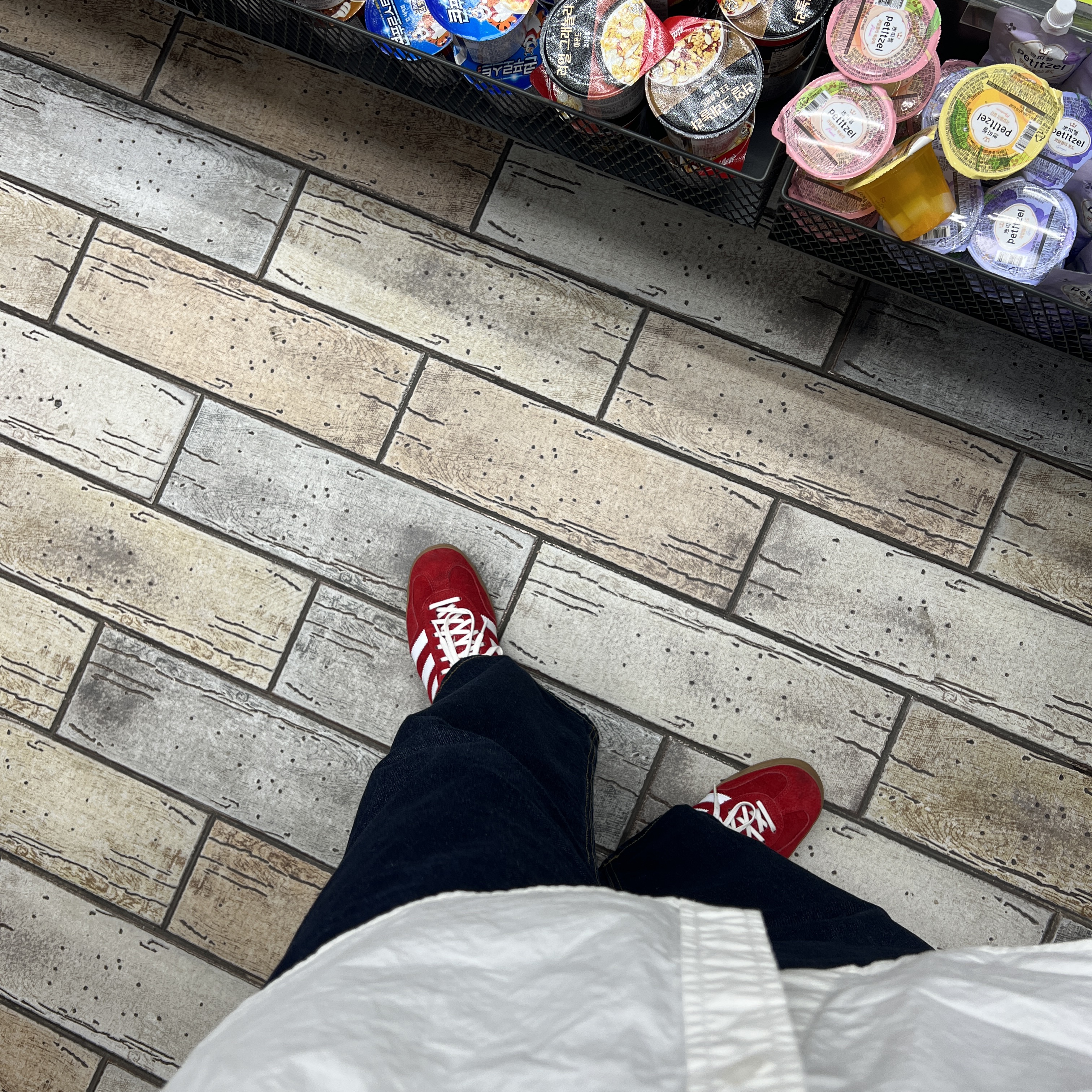 Adidas Gazelle Indoor Scarlet 착용 스타일