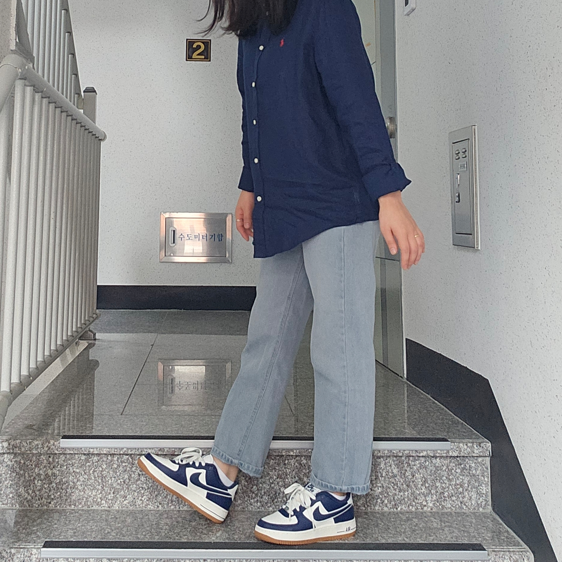 (GS) Nike Air Force 1 LV8 3 Midnight Navy 착용 스타일 - 3