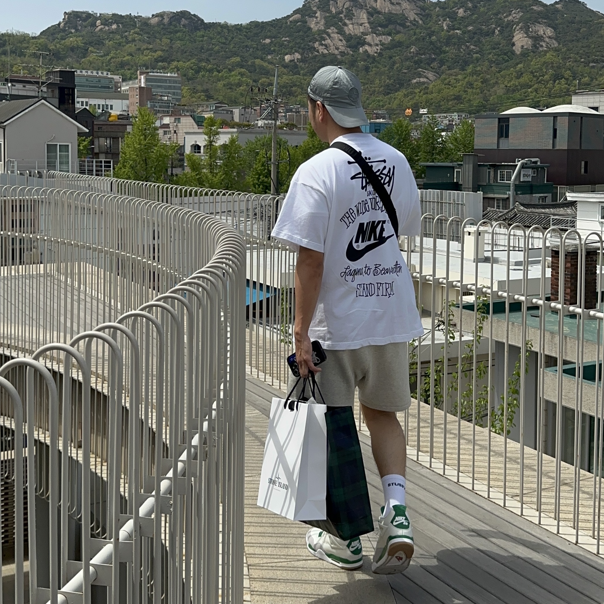 Jordan 4 x Nike SB Retro SP Pine Green, Nike x Stussy NRG Crew Socks White Black 착용 스타일 - 1