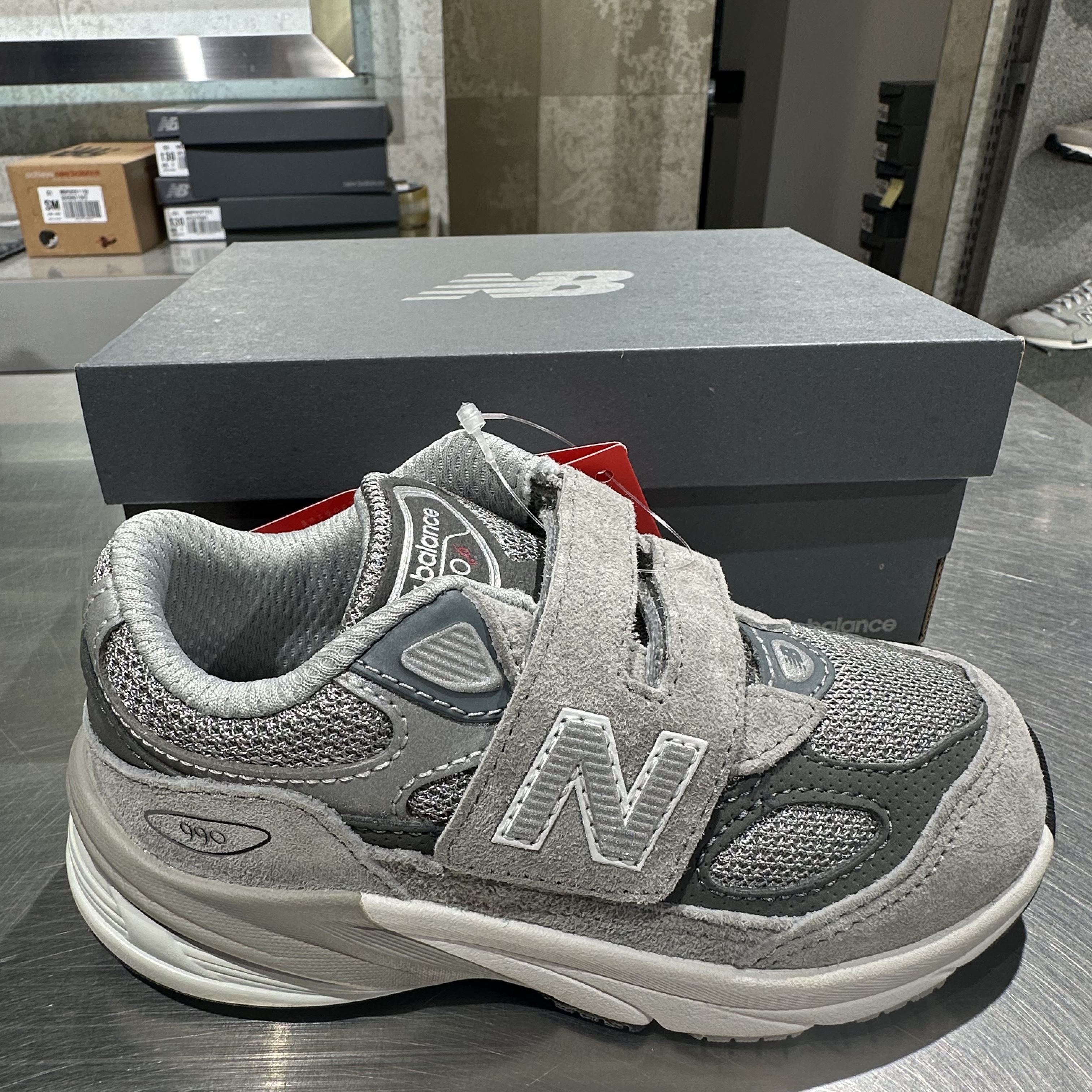 (PS) New Balance FuelCell 990v6 Hook and Loop Grey 착용 스타일