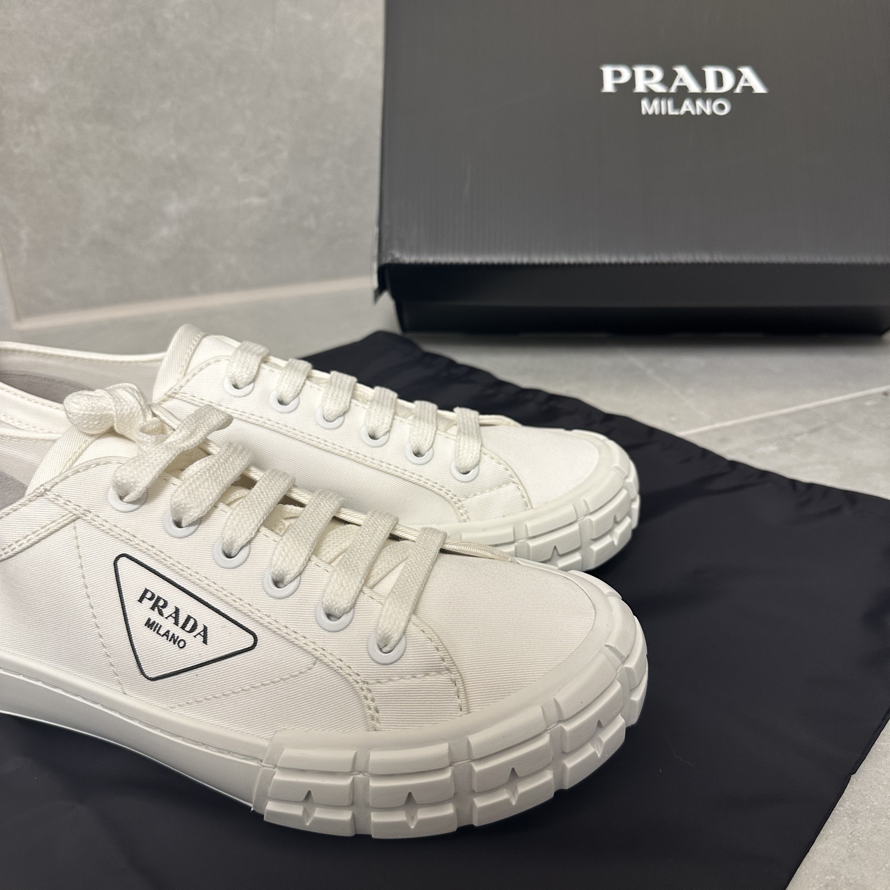 Prada Gabardine Fabric Sneakers White 착용 스타일 - 5