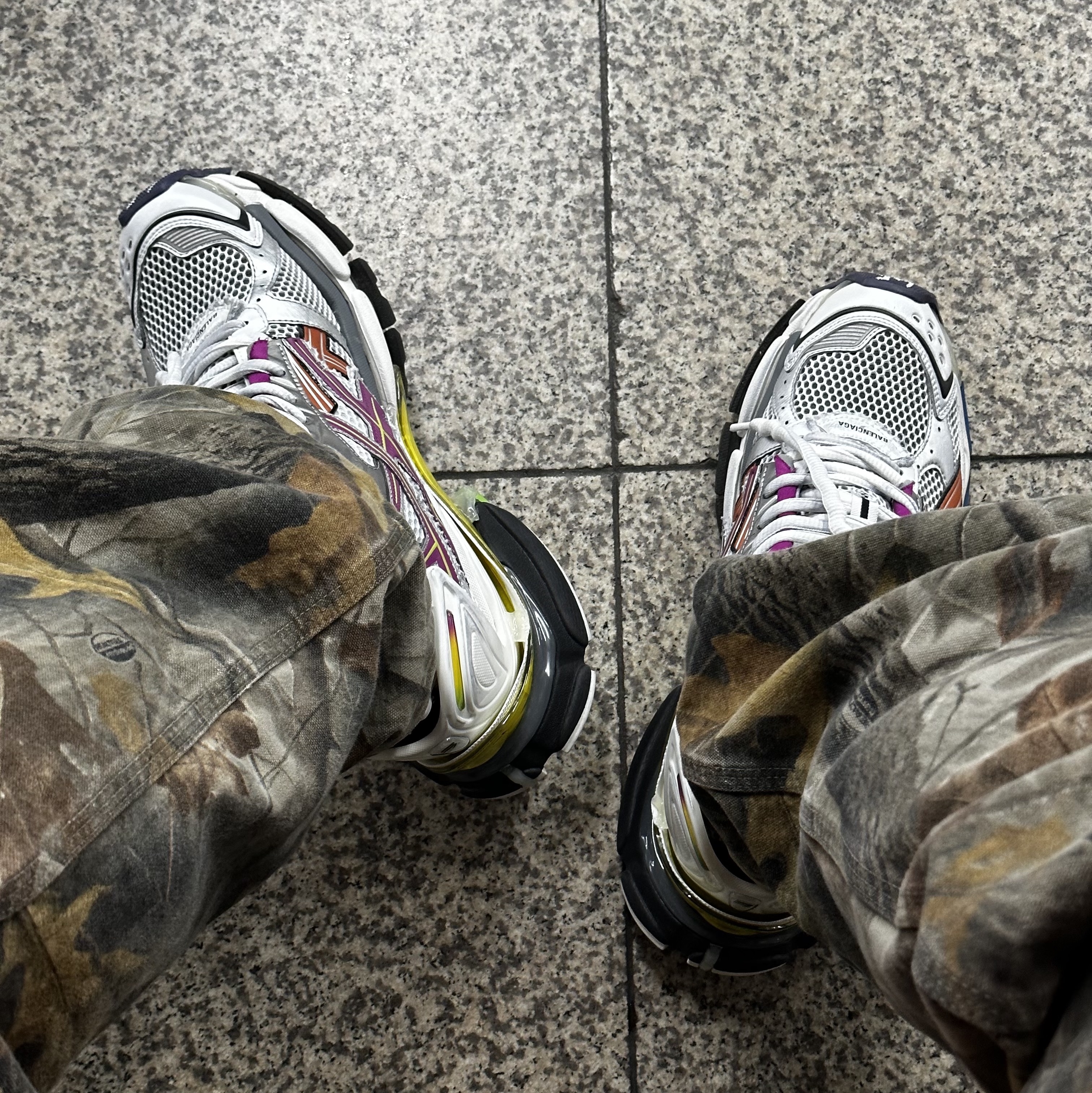 Balenciaga Runner Sneakers Grey Multicolor 착용 스타일