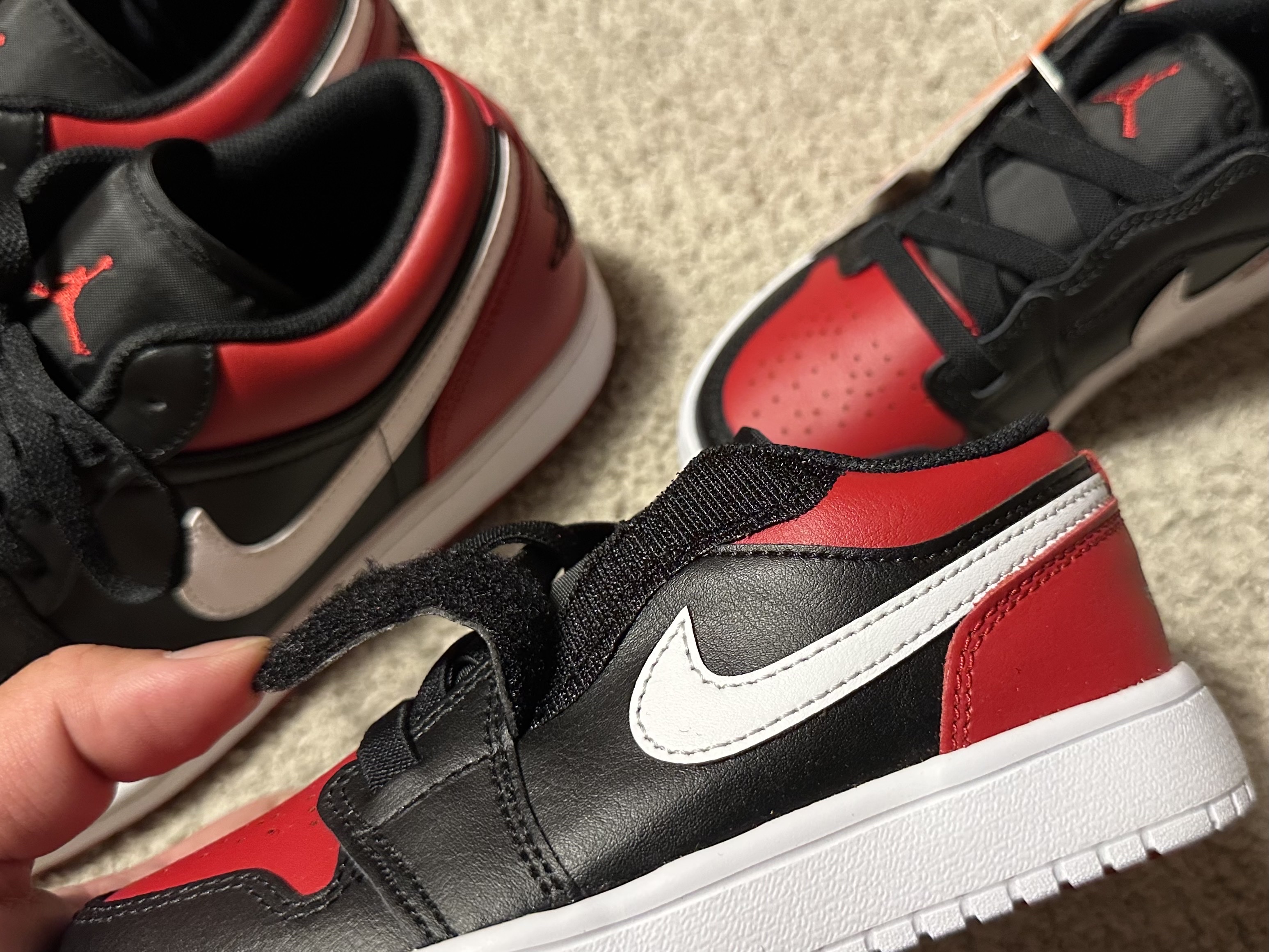 Jordan 1 Low Alternate Bred Toe, (PS) Jordan 1 Low Alt Black Gym Red 착용 스타일 - 5