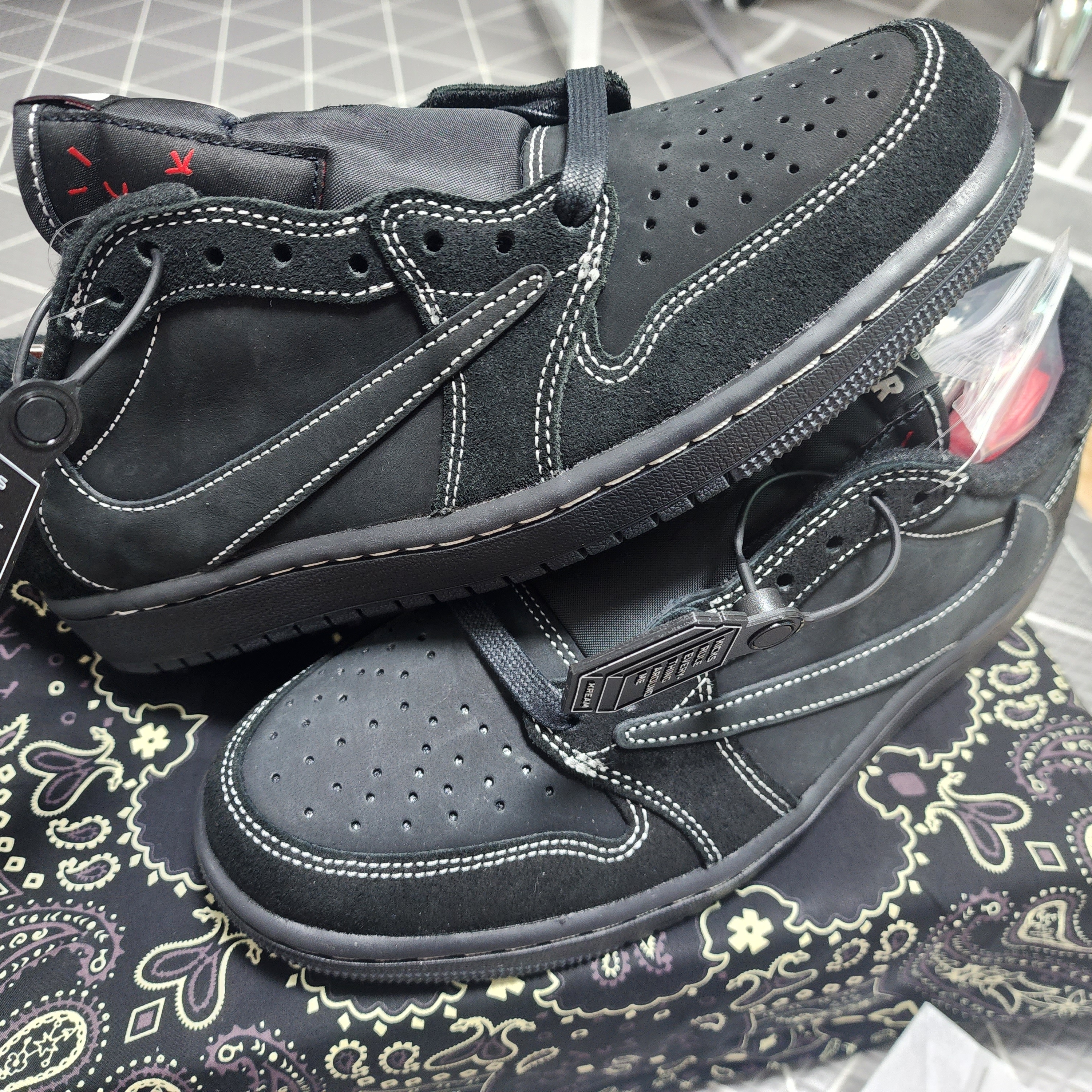 Jordan 1 x Travis Scott Retro Low OG SP Black Phantom 착용 스타일 - 3