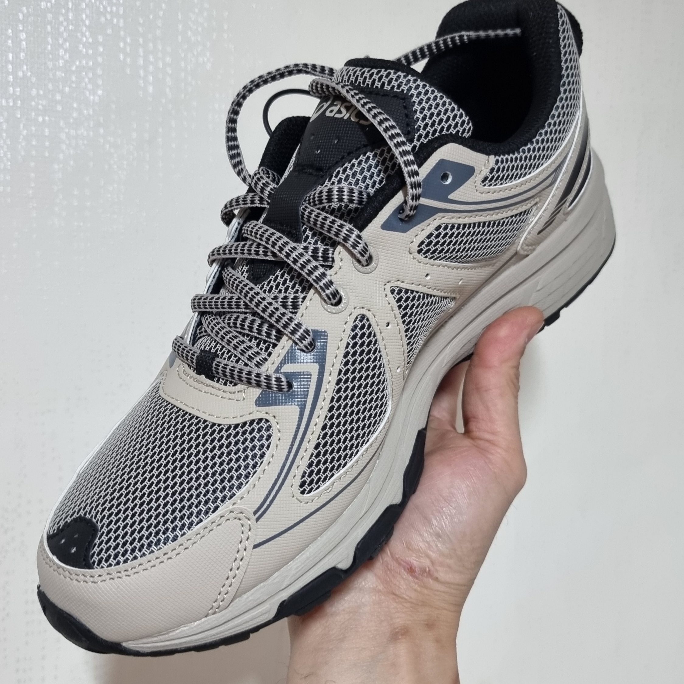 Asics Gel-Venture 6 Feather Grey Black 착용 스타일 - 2