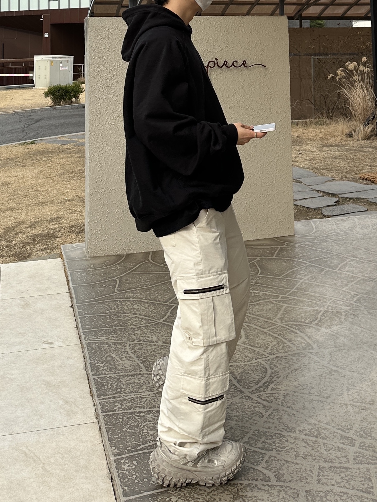 Gentle Monster x Maison Margiela MM005 Black Black, Balenciaga Defender Sneakers Beige 착용 스타일 - 2
