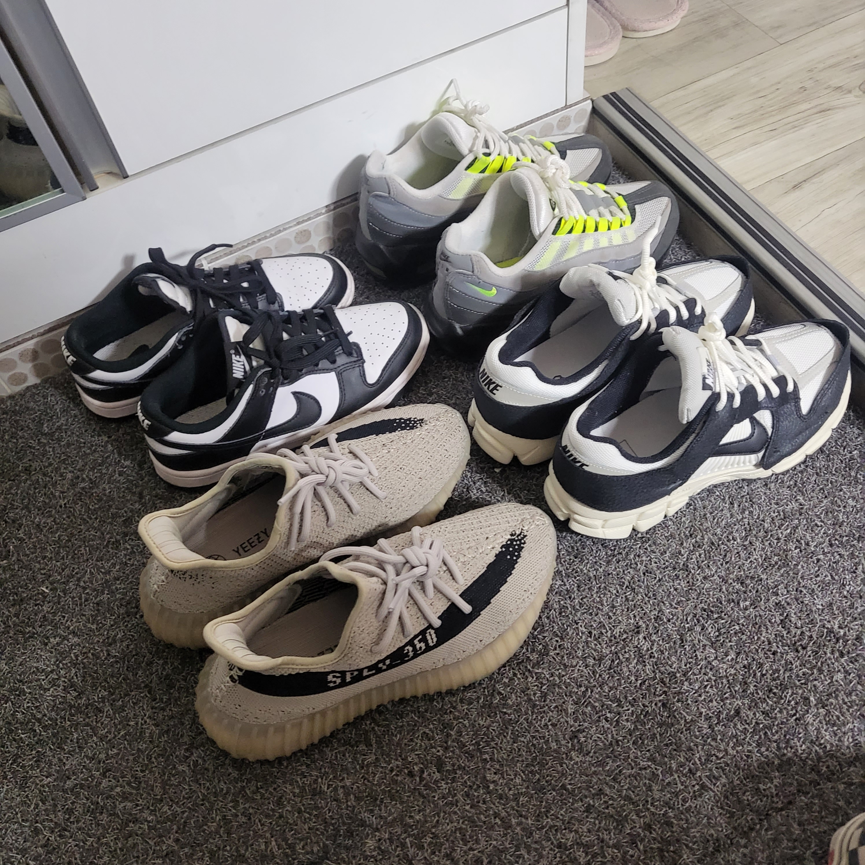 Nike Air VaporMax 95 Neon, (W) Nike Zoom Vomero 5 Wolf Grey and Black 착용 스타일