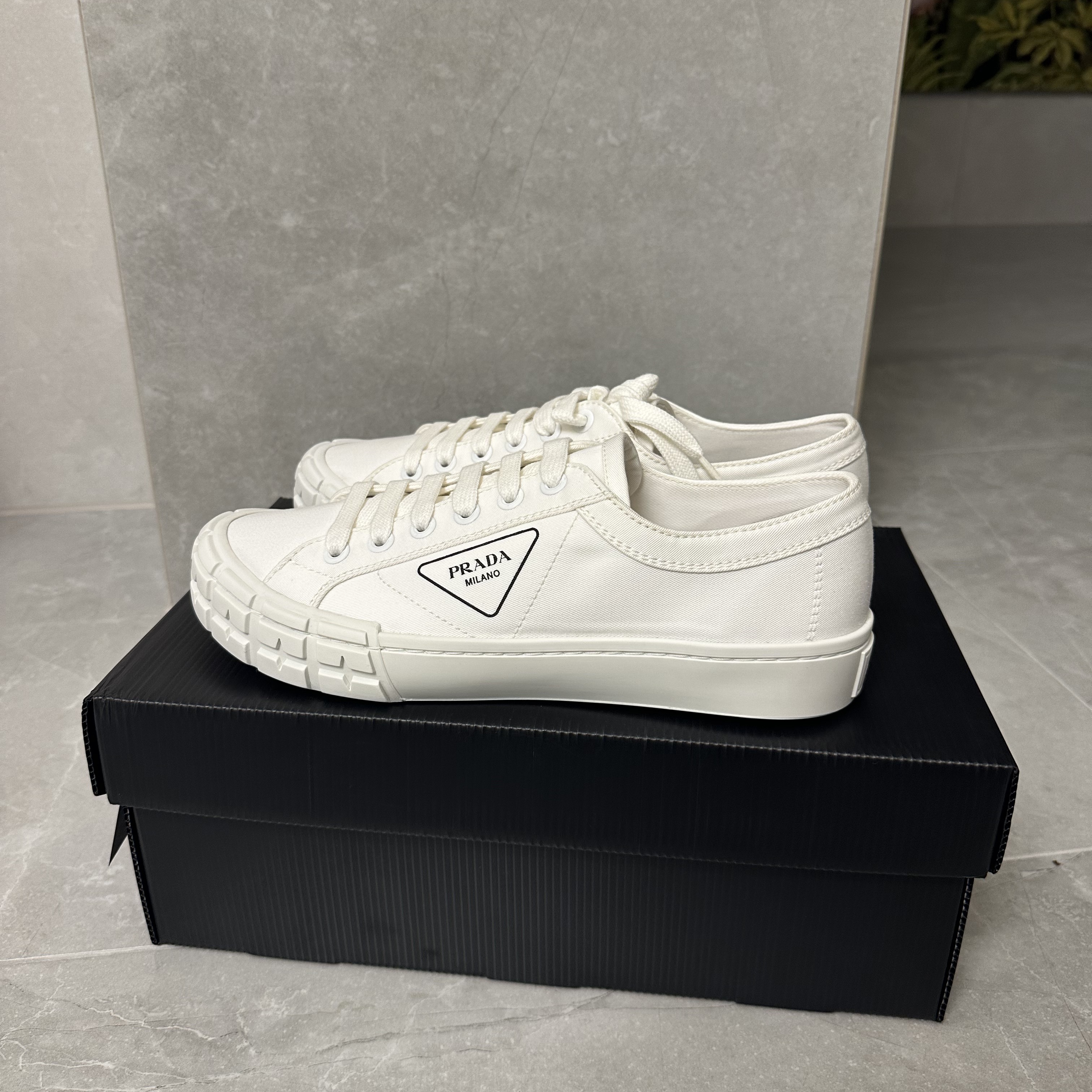 Prada Gabardine Fabric Sneakers White 착용 스타일 - 1