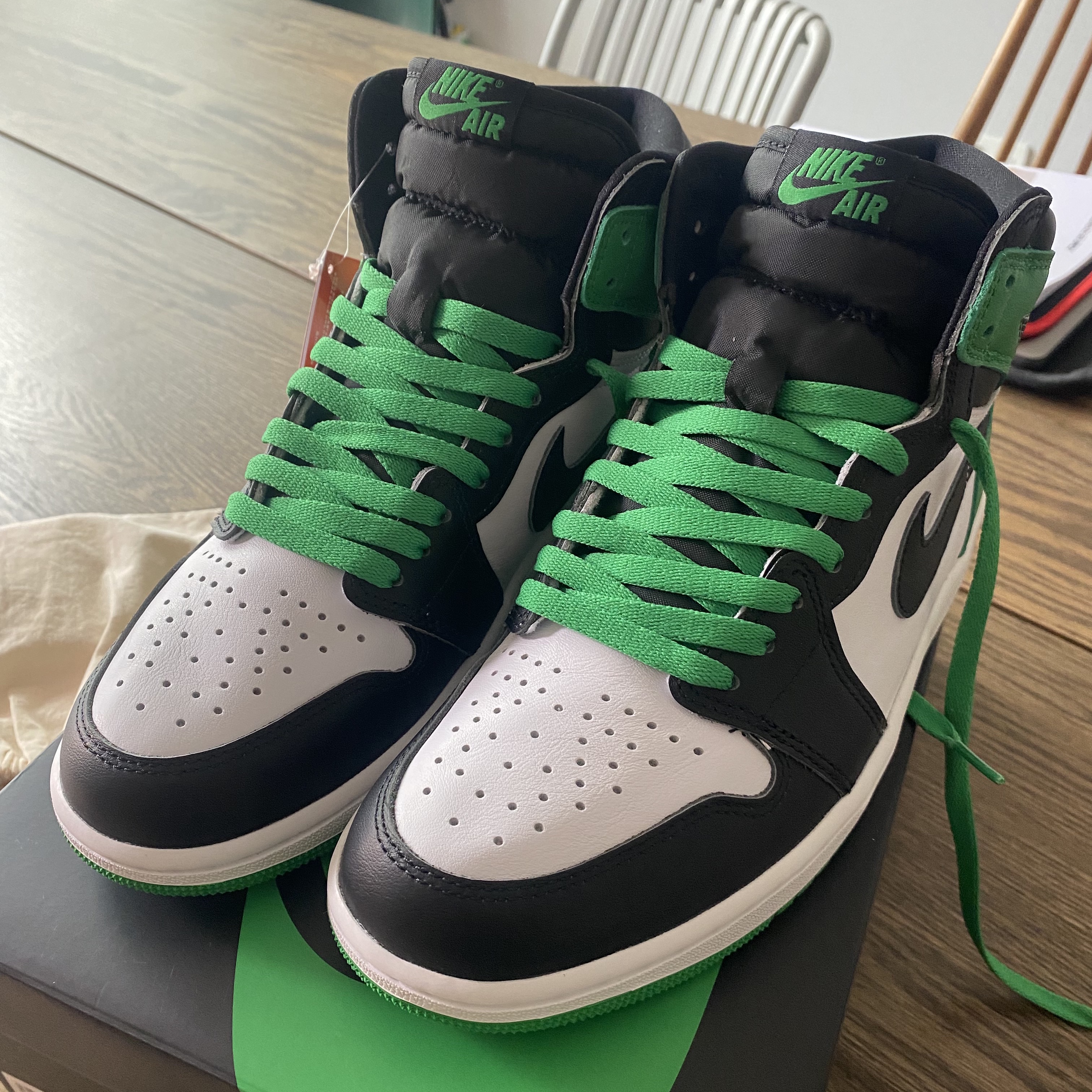 Jordan 1 Retro High OG Black and Lucky Green 착용 스타일 - 2