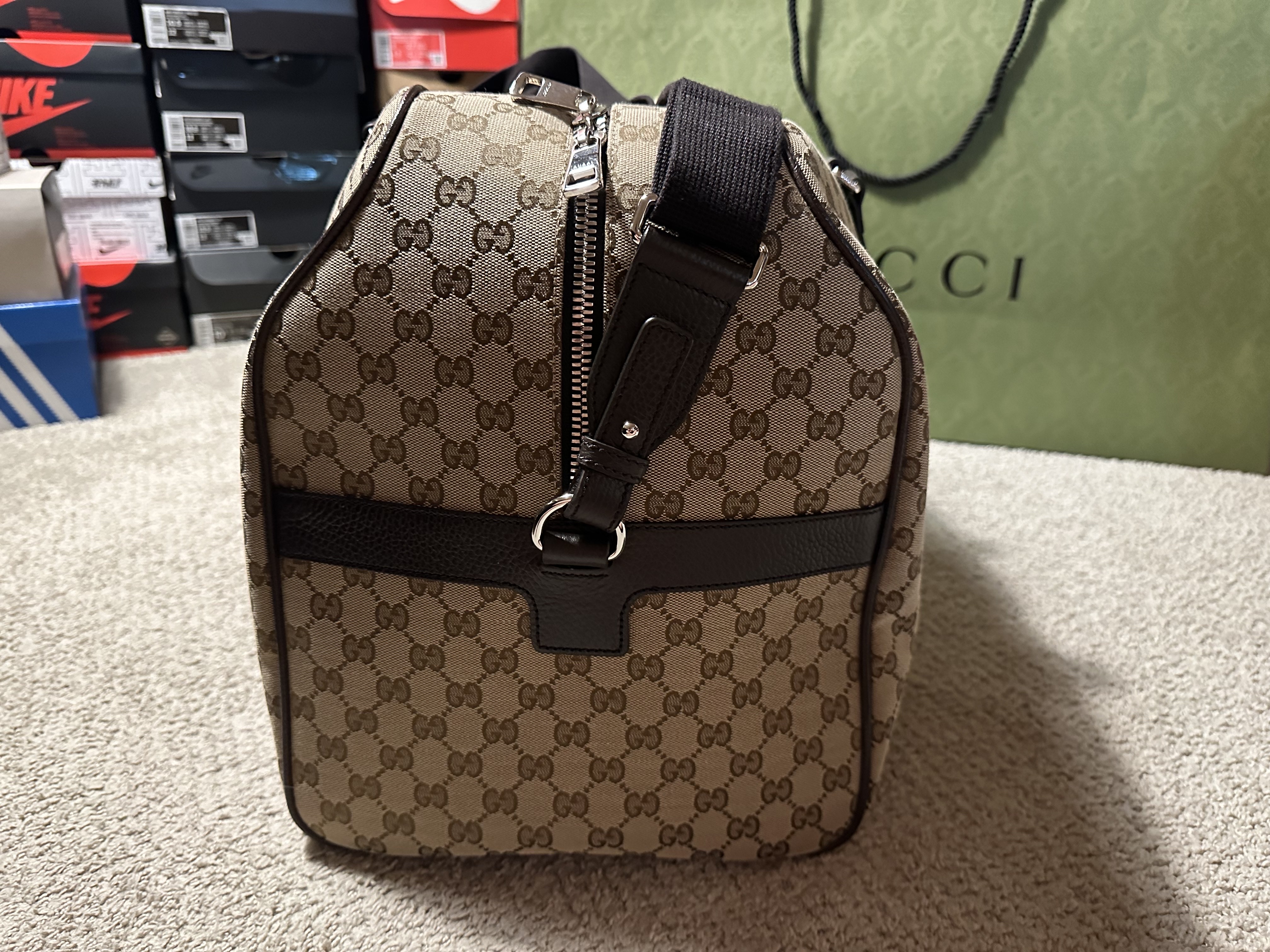 Gucci GG Supreme Canvas Boston Bag Beige Ebony 착용 스타일 - 3