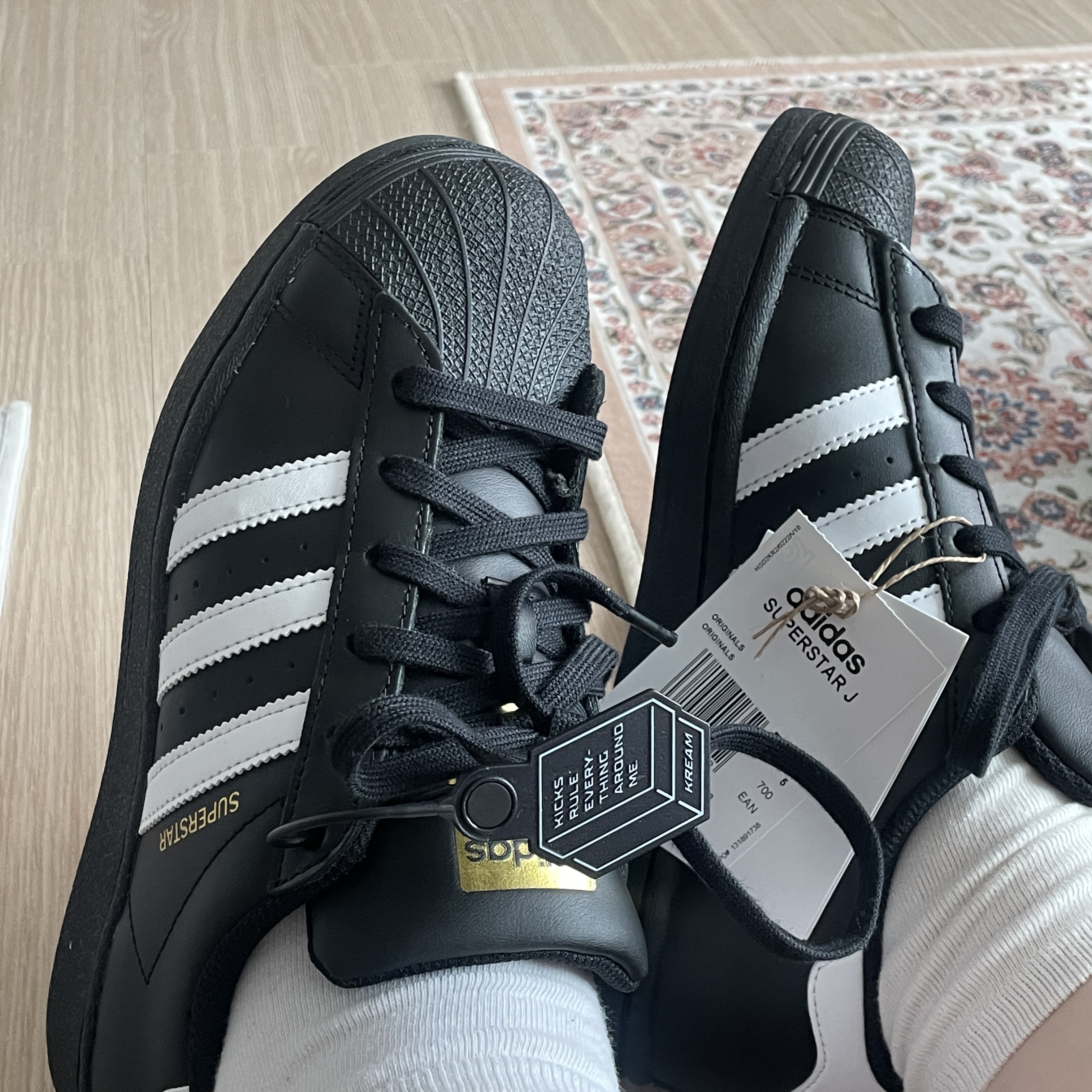 (J) Adidas Superstar Black White 착용 스타일