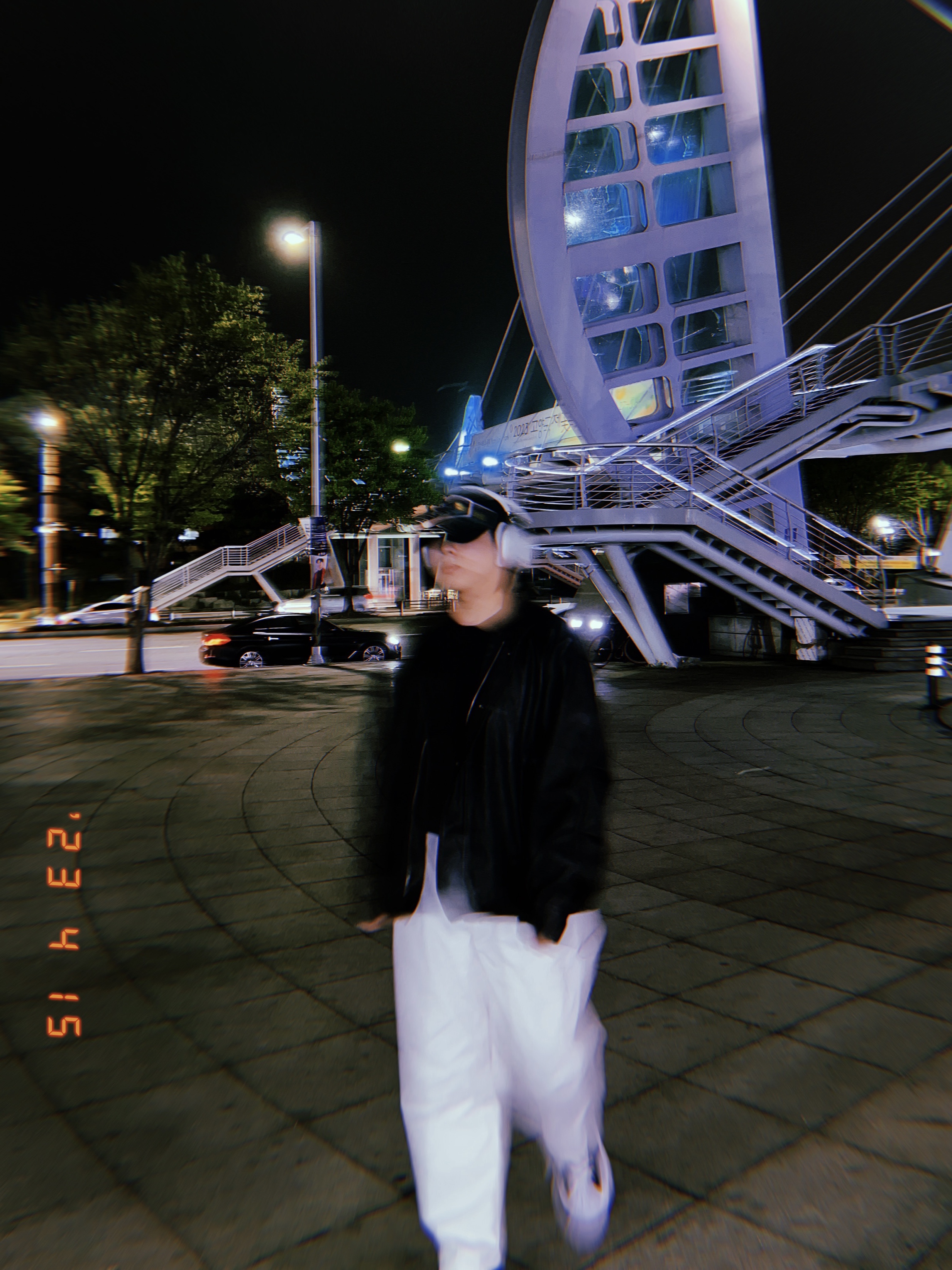 애플 에어팟 맥스 라이트닝 실버 (국내 정식 발매 제품), 메종 미하라 야스히로 블레이키 OG 솔 캔버스 하이탑 스니커즈 블랙 착용 스타일 - 1