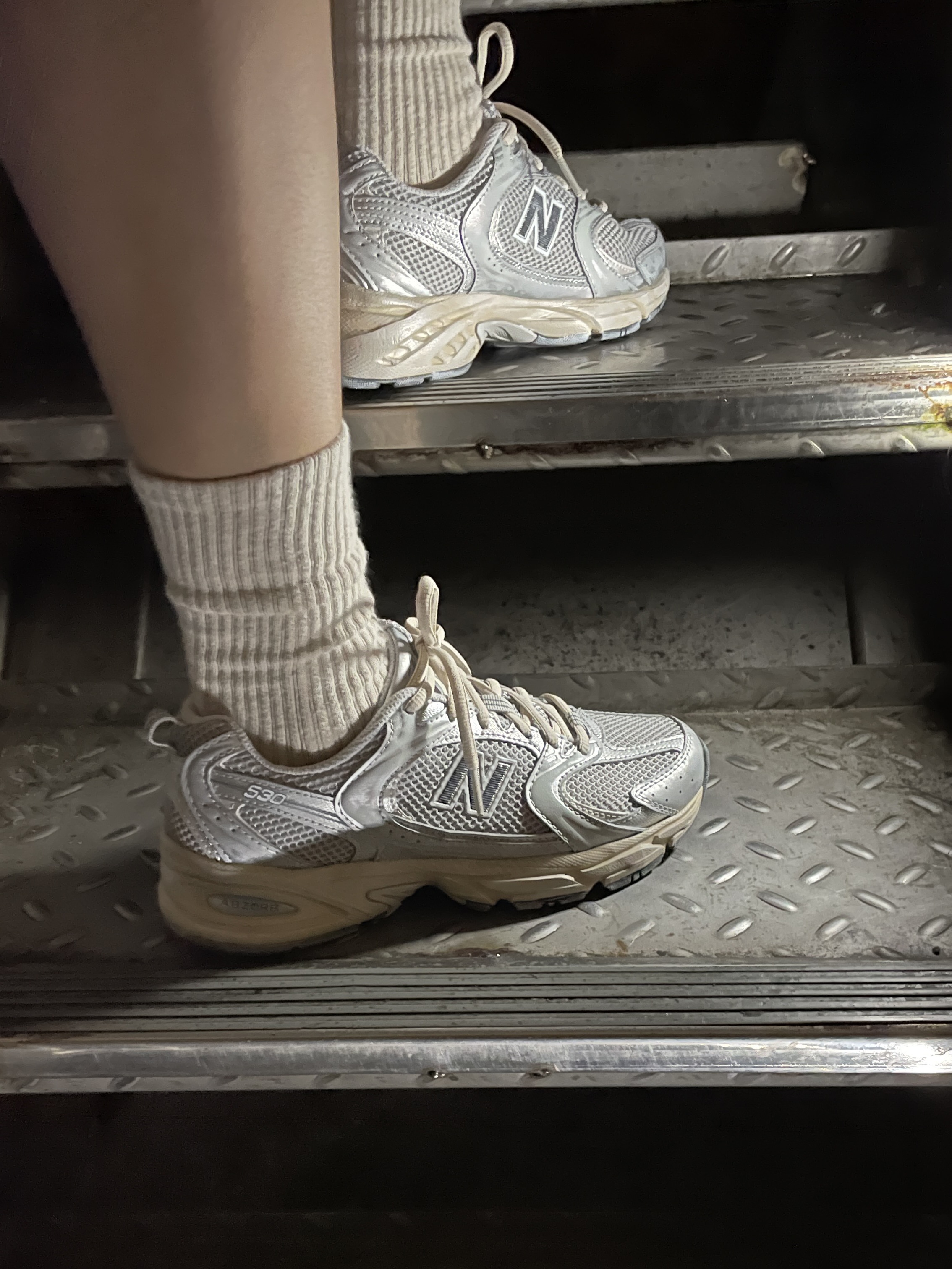 New Balance 530 Vintage Metallic Silver 착용 스타일 - 1