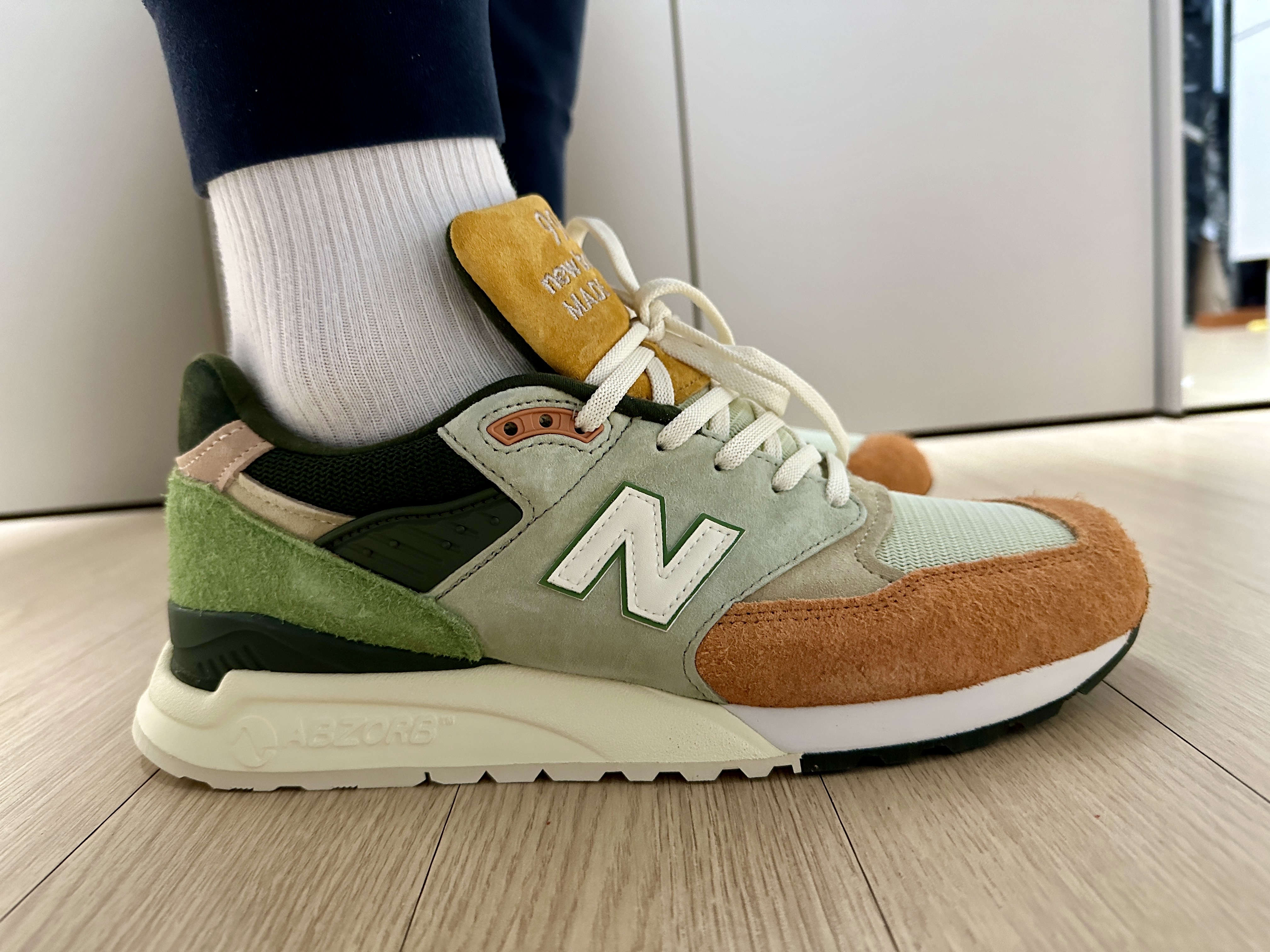 New Balance x Ronnie Fieg x Frank Lloyd 998 Broadacre City Aloe Wash 착용 스타일 - 3