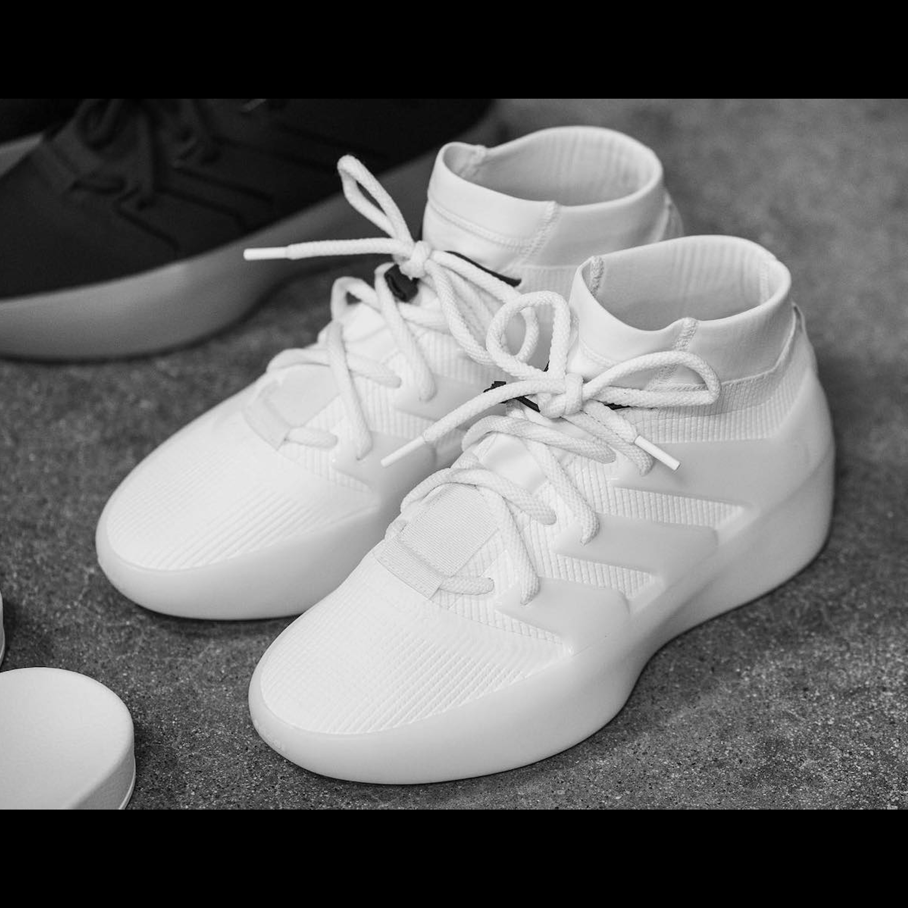 Adidas Yeezy QNTM BSKTBL, Nike x Fear of God Air Fear of God 1 Triple Black 착용 스타일 - 2
