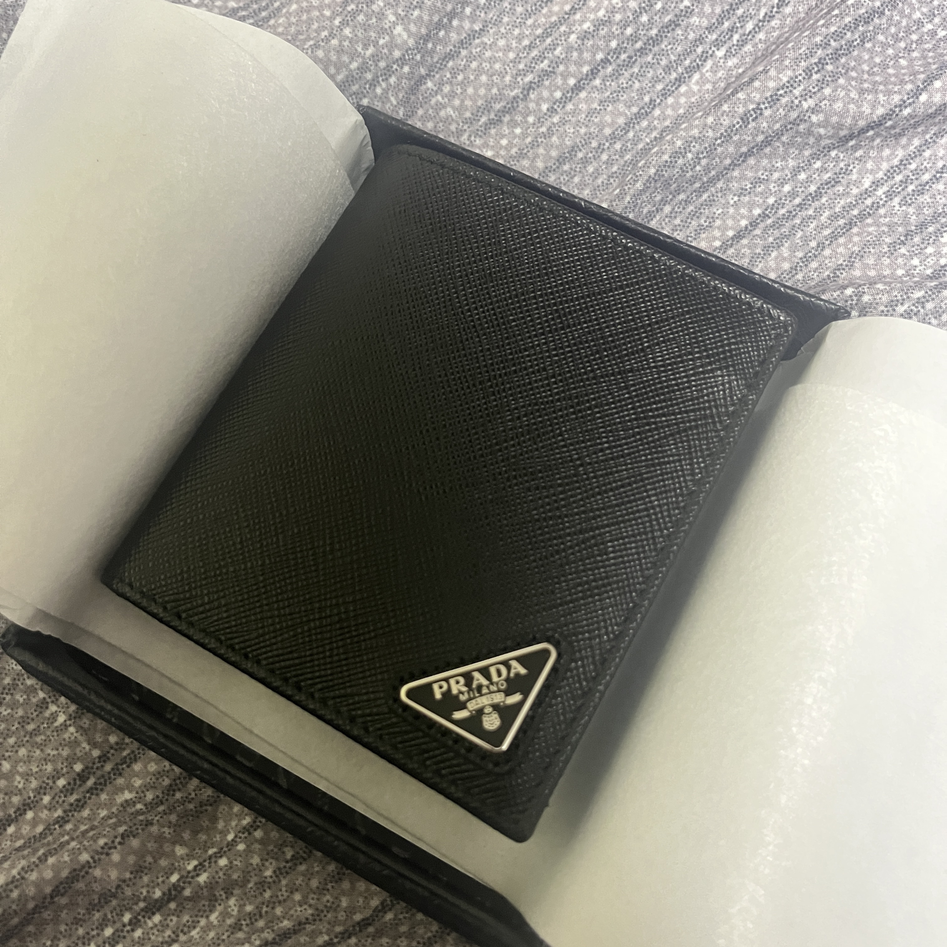 Prada Saffiano Leather Wallet Black 착용 스타일 - 2
