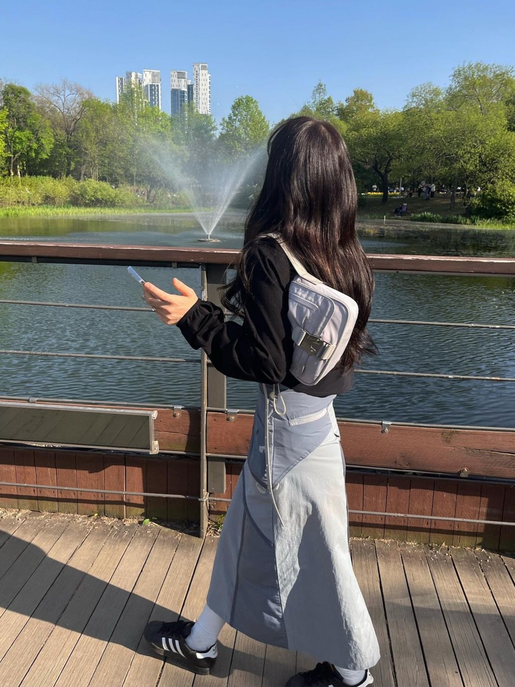 Art Of Field Off The Shoulder Hooded Jacket Black, Art Of Field Flap Pocket Long Skirt Blue 착용 스타일 - 3
