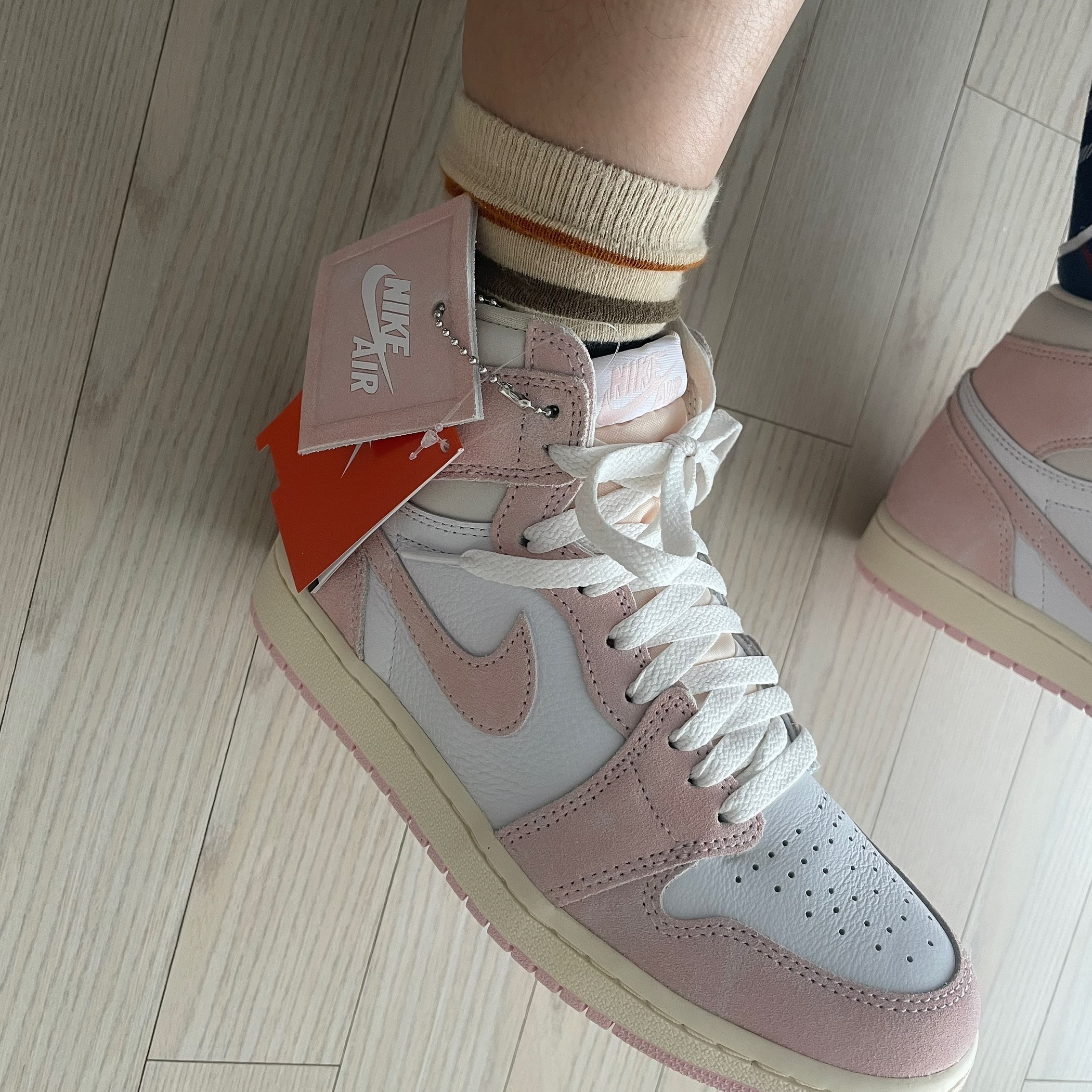 (W) Jordan 1 Retro High OG Coconut Milk and Sail 착용 스타일 - 1