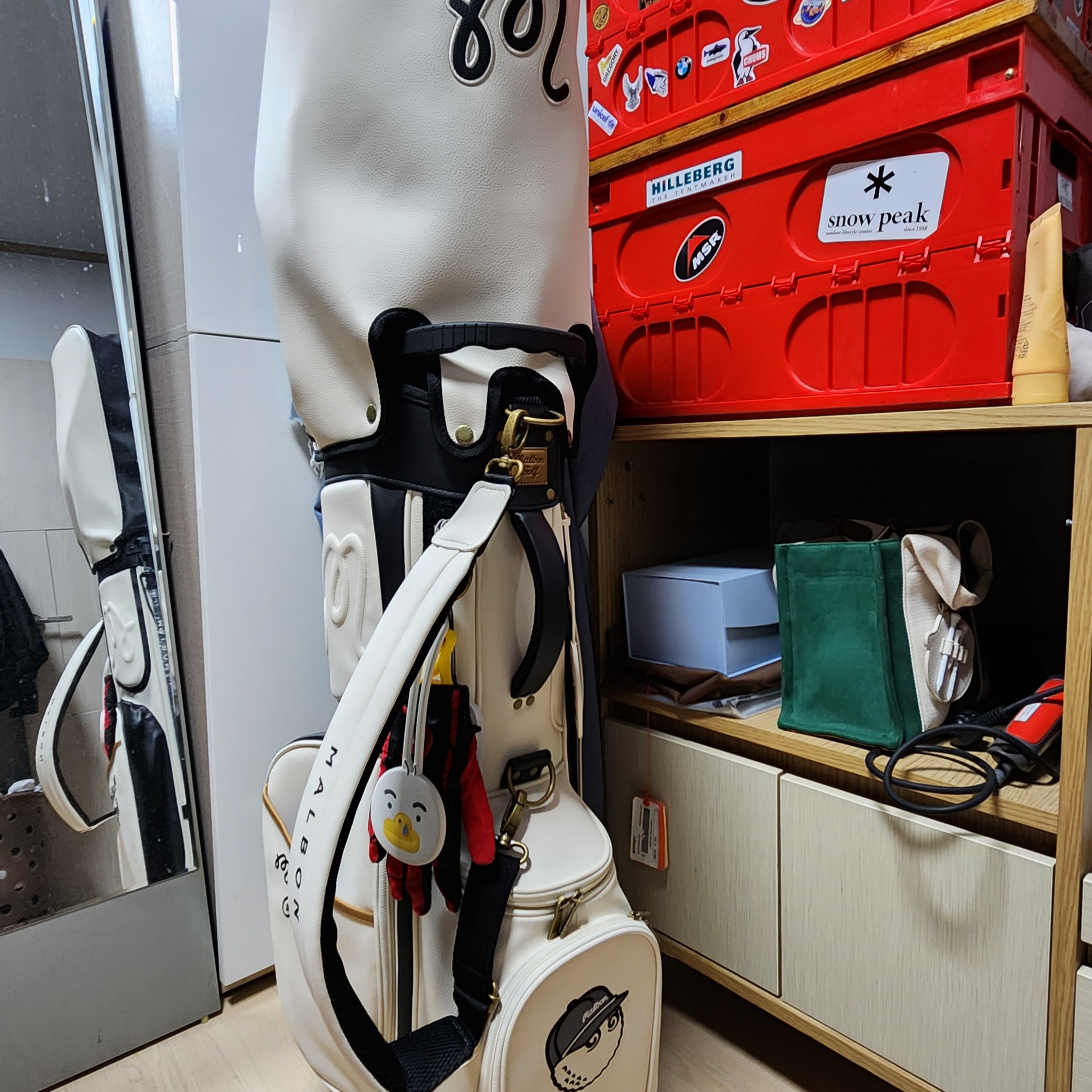 Malbon Golf M Bucket Classic Stand Bag Ivory 착용 스타일