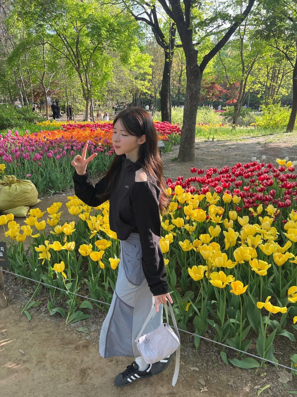 Art Of Field Off The Shoulder Hooded Jacket Black, Art Of Field Flap Pocket Long Skirt Blue 착용 스타일 - 1
