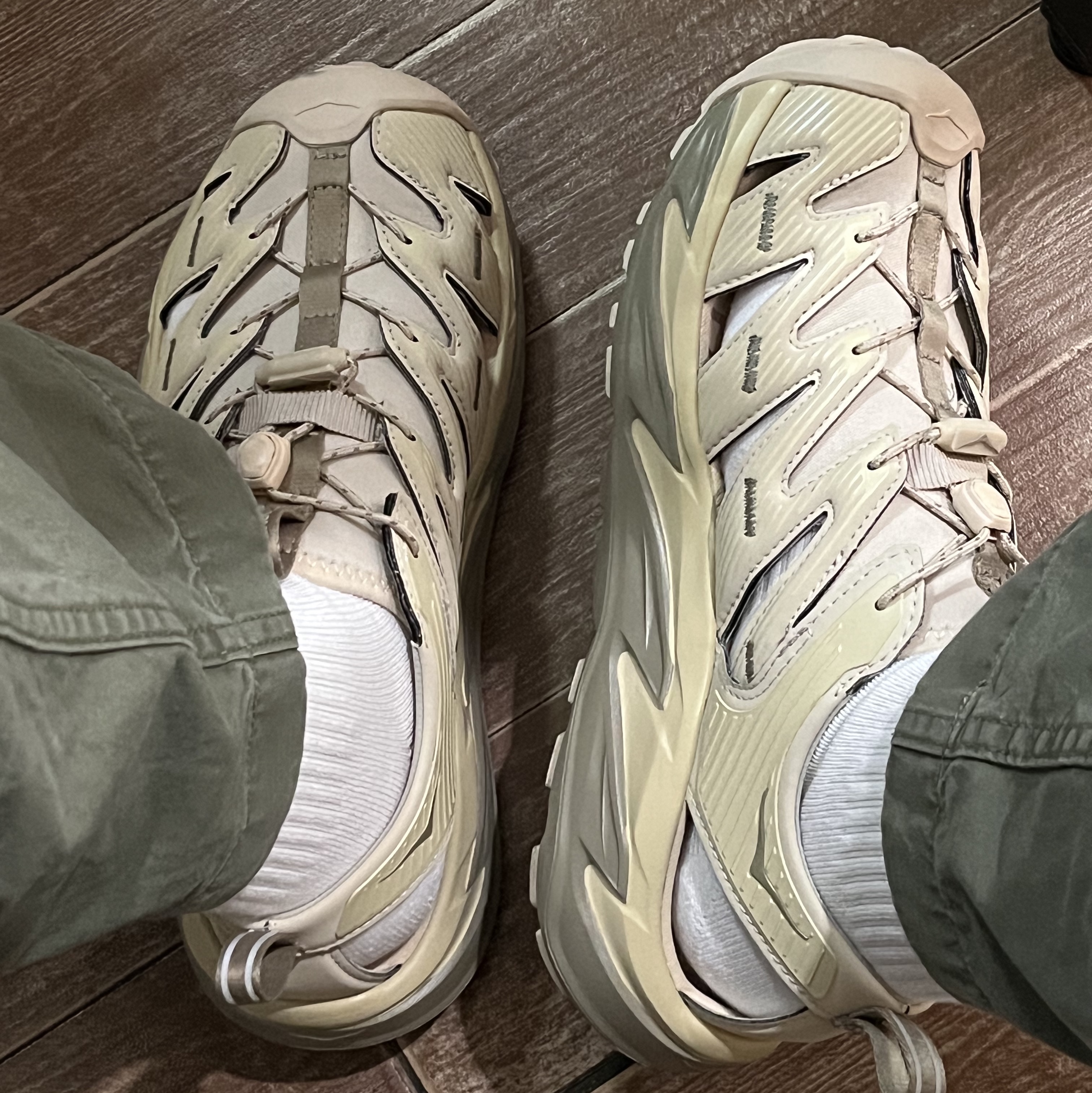 Hoka Hopara Shifting Sand Dune 착용 스타일