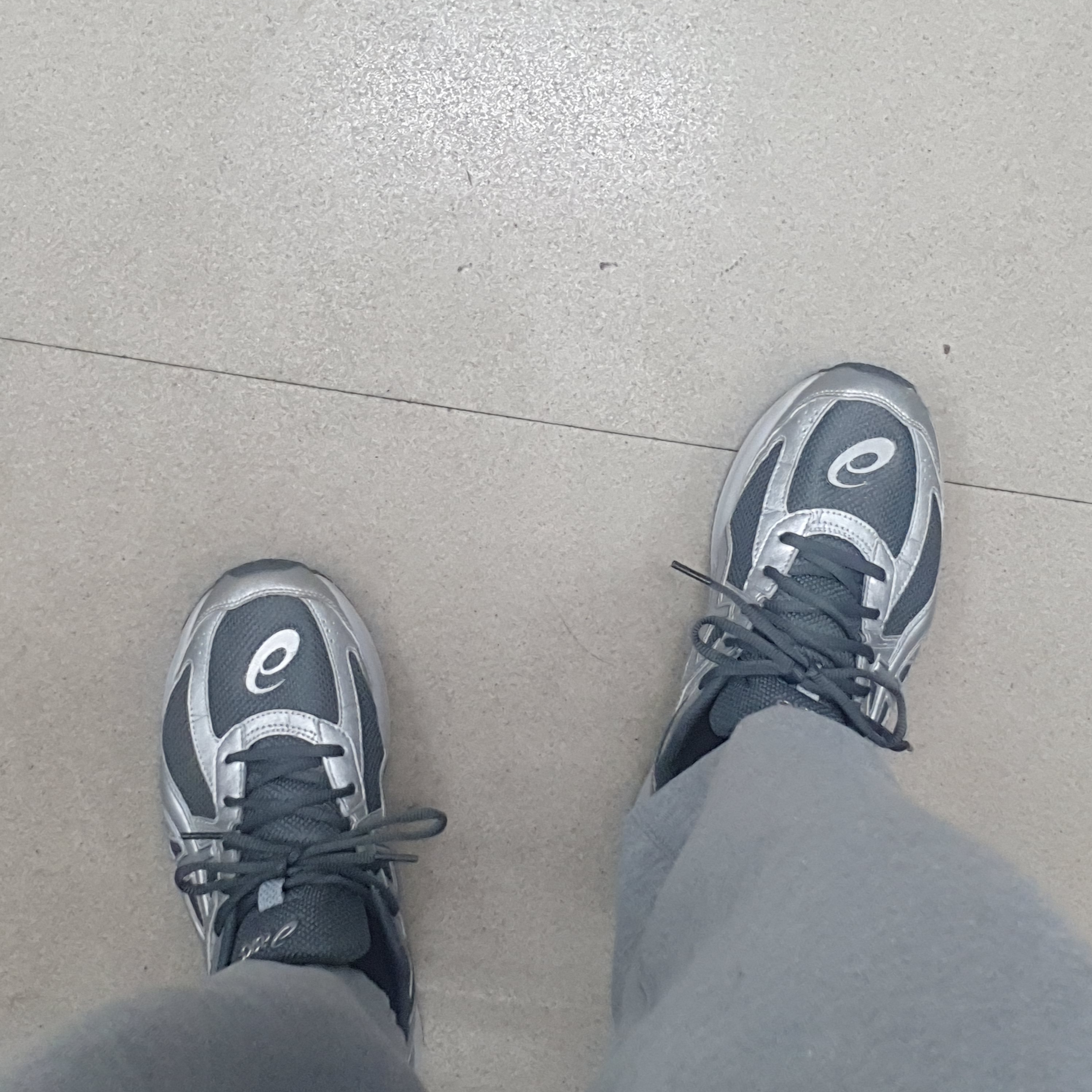 Asics Jog 100 S SMU Sheet Rock Pure Silver - 2E Wide 착용 스타일