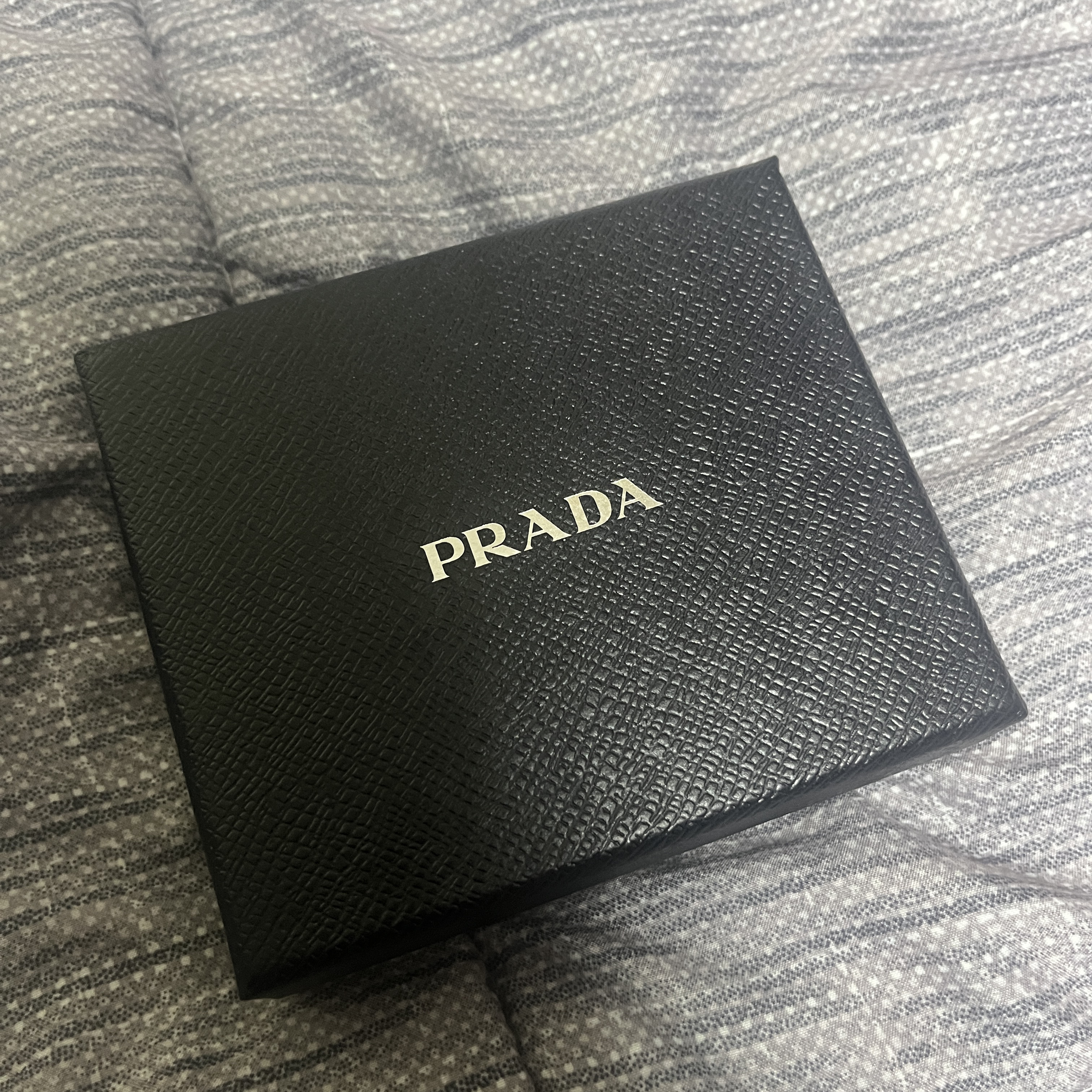Prada Saffiano Leather Wallet Black 착용 스타일 - 1