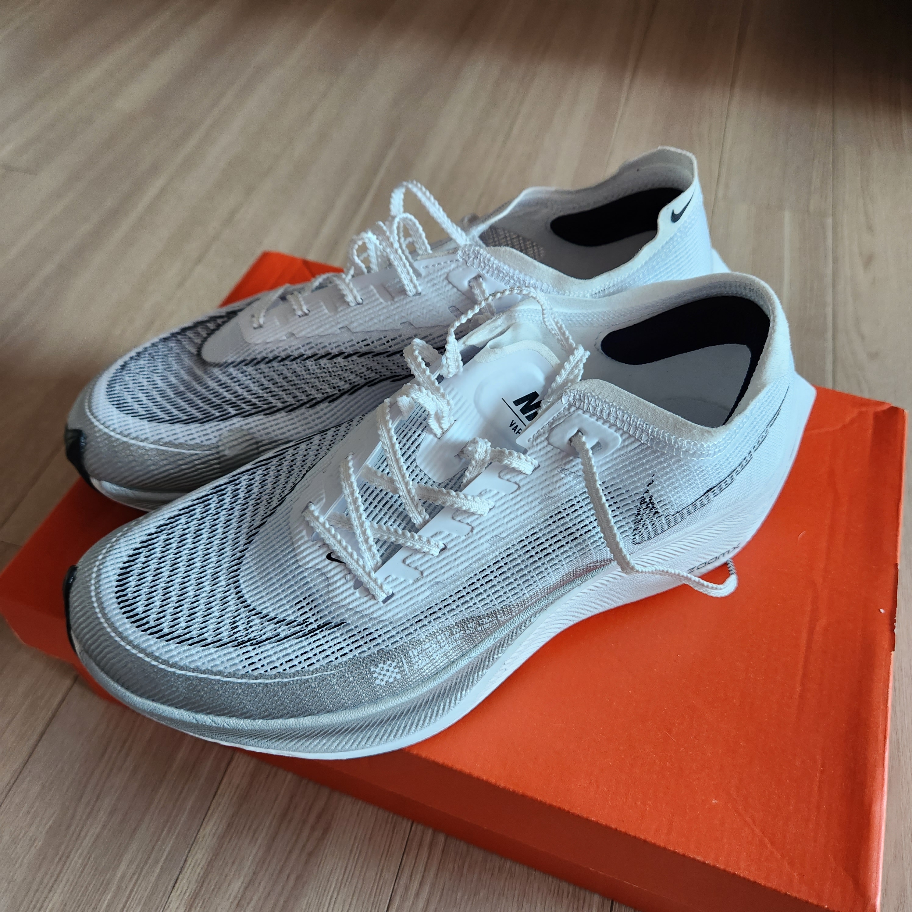 Nike ZoomX Vaporfly Next% 2 White Metallic Silver 착용 스타일