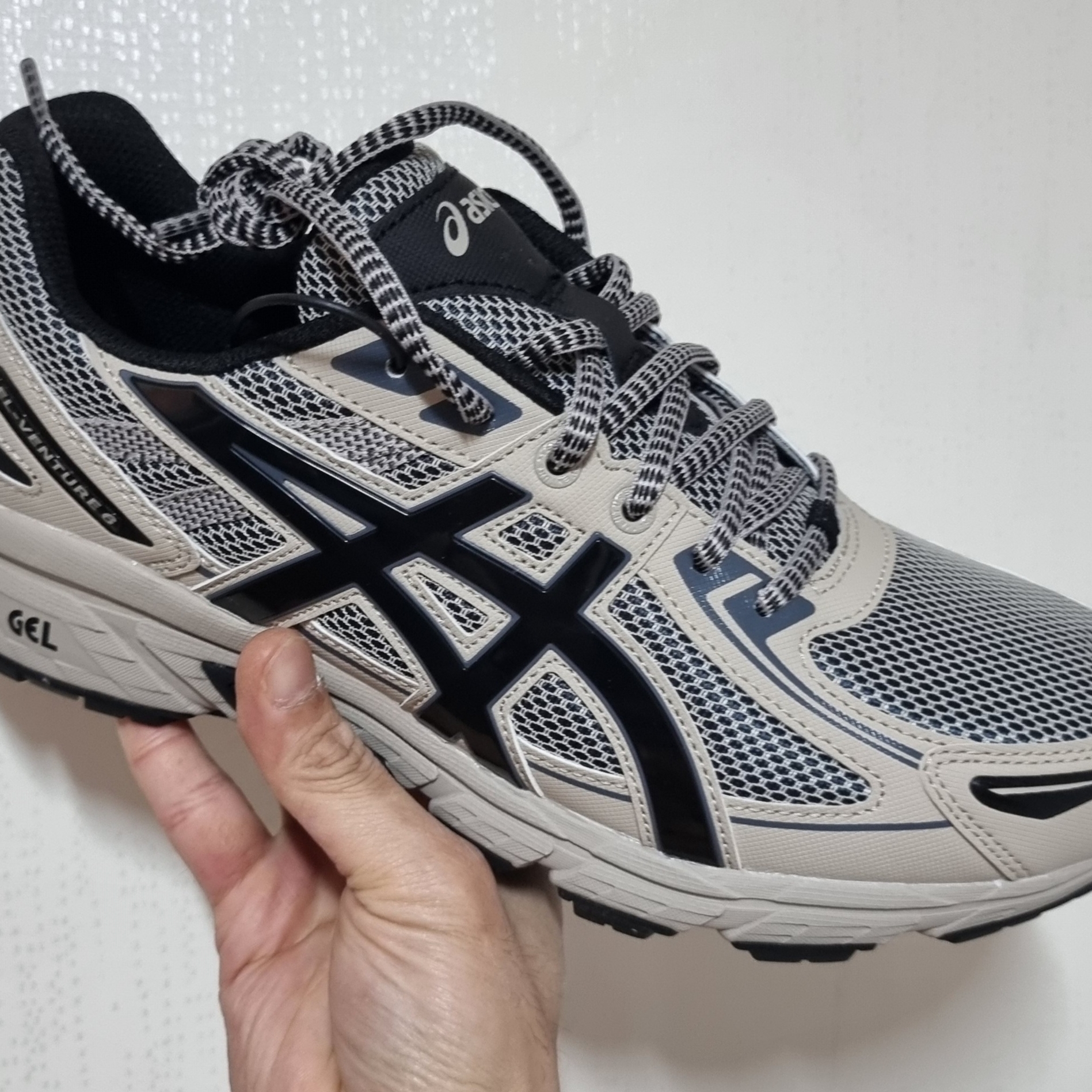 Asics Gel-Venture 6 Feather Grey Black 착용 스타일 - 1
