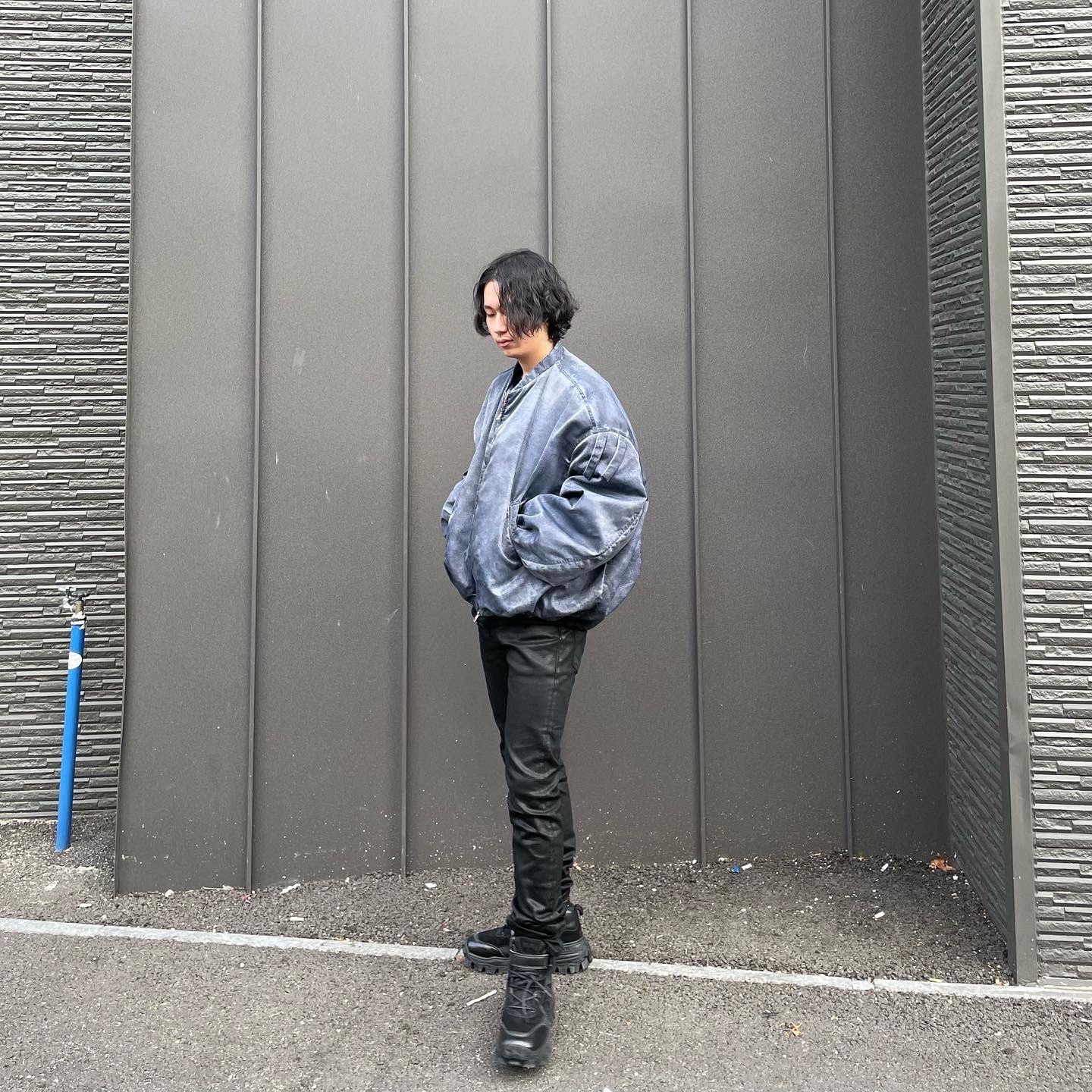 Undermycar Black Mamba Slim Fit Red Stitch Wax Coating Jeans Rumba Red - 22FW, Nonnod x Undermycar Esker Jacket Crown Blue 착용 스타일