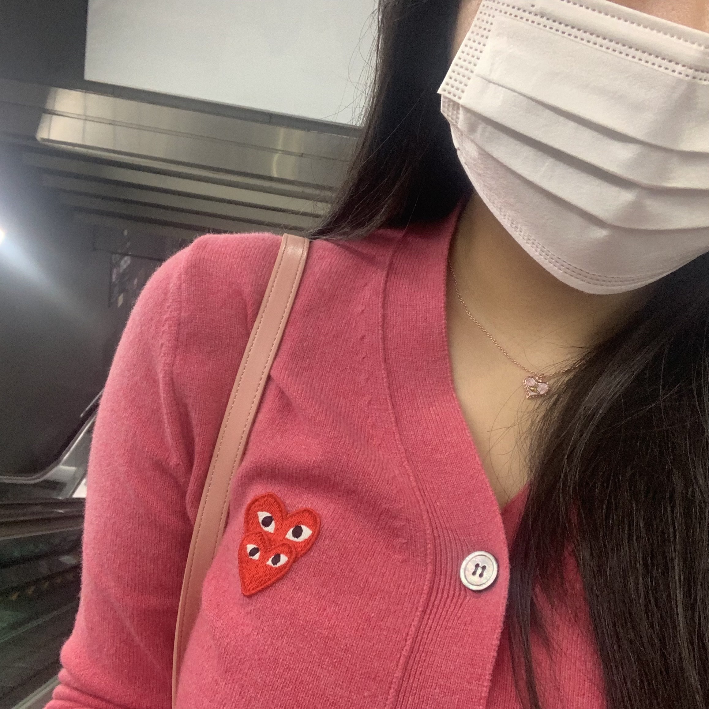 Play Comme des Garcons Double Heart Cardigan Pink 착용 스타일 - 1