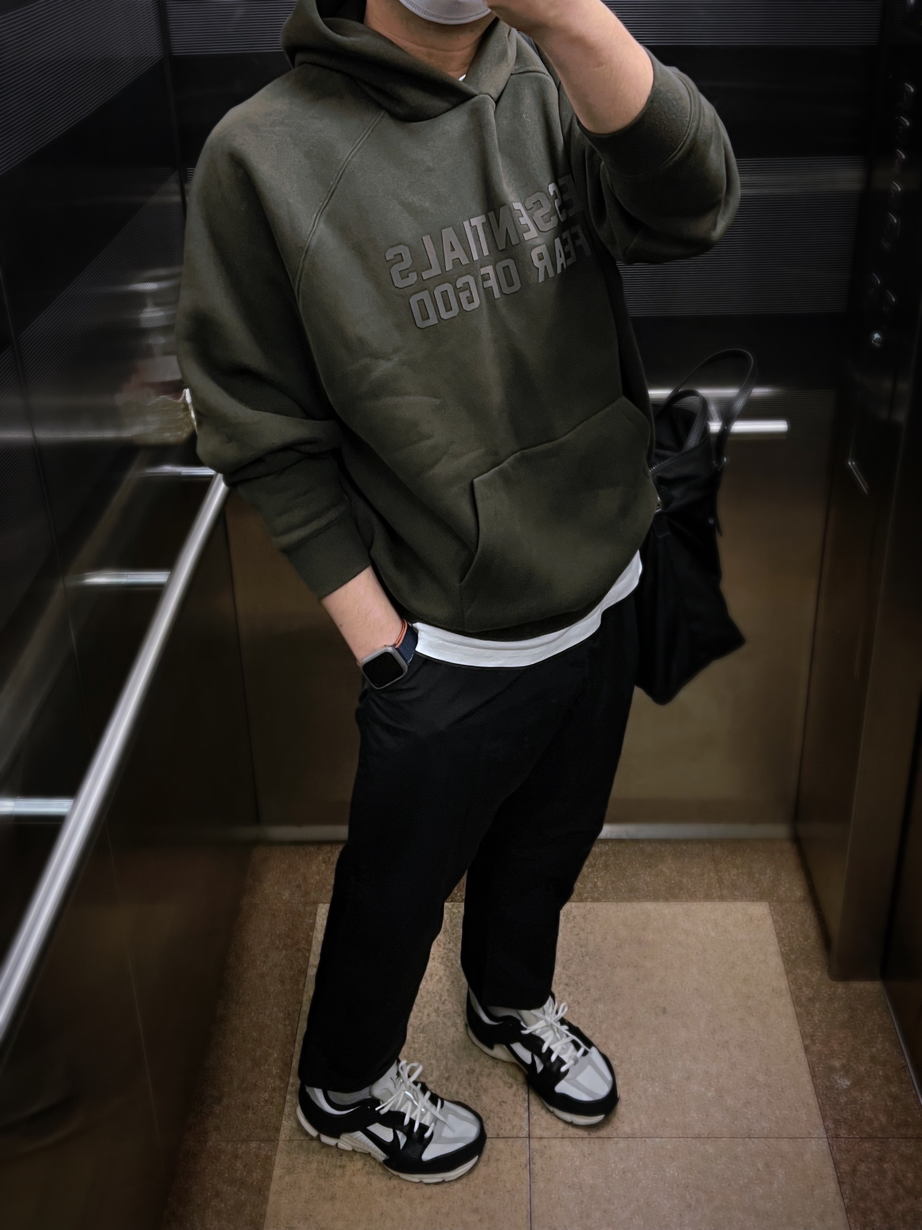 (W) Nike Zoom Vomero 5 Wolf Grey and Black, Essentials Hoodie Off Black - 23SS 착용 스타일 - 2