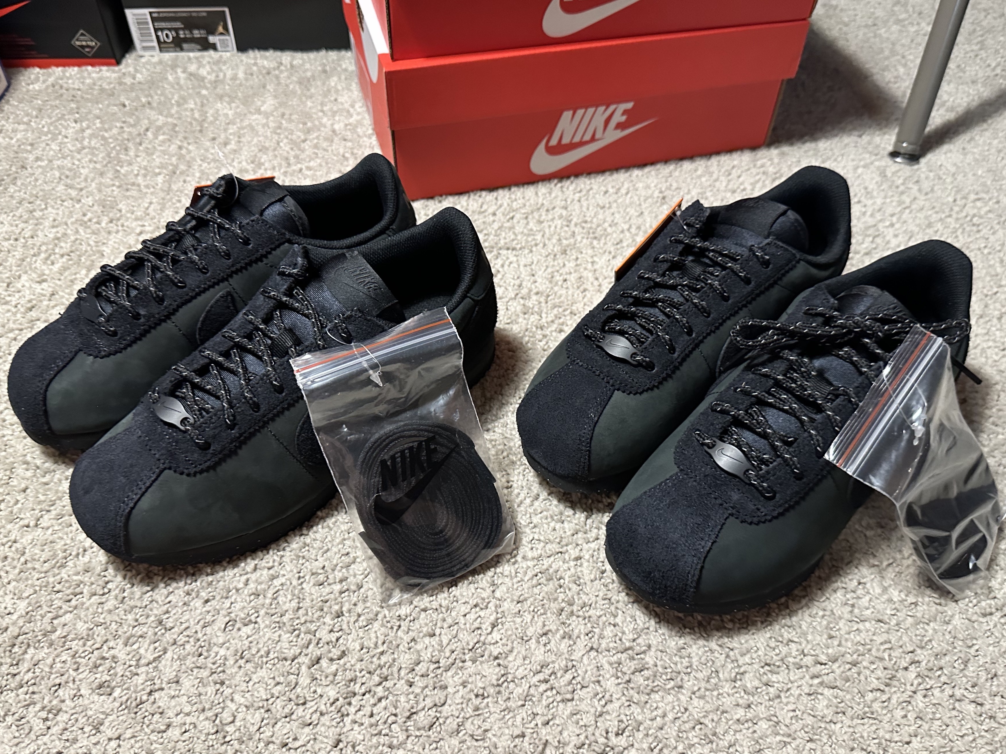 (W) Nike Cortez PRM Black 착용 스타일 - 1