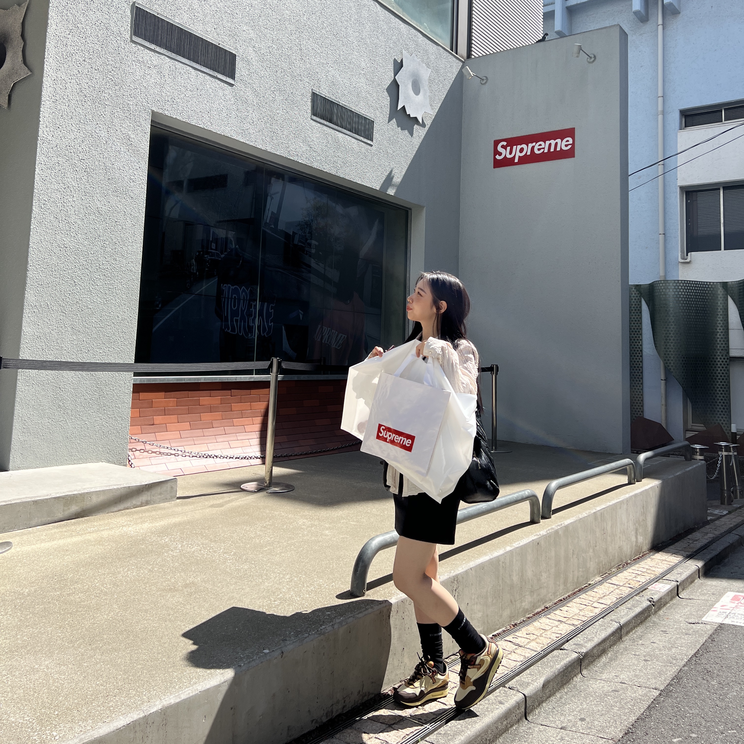 Nike x Travis Scott Air Max 1 Cact.us Brown, Supreme Puffer Neck Pouch Black - 22FW 착용 스타일 - 1
