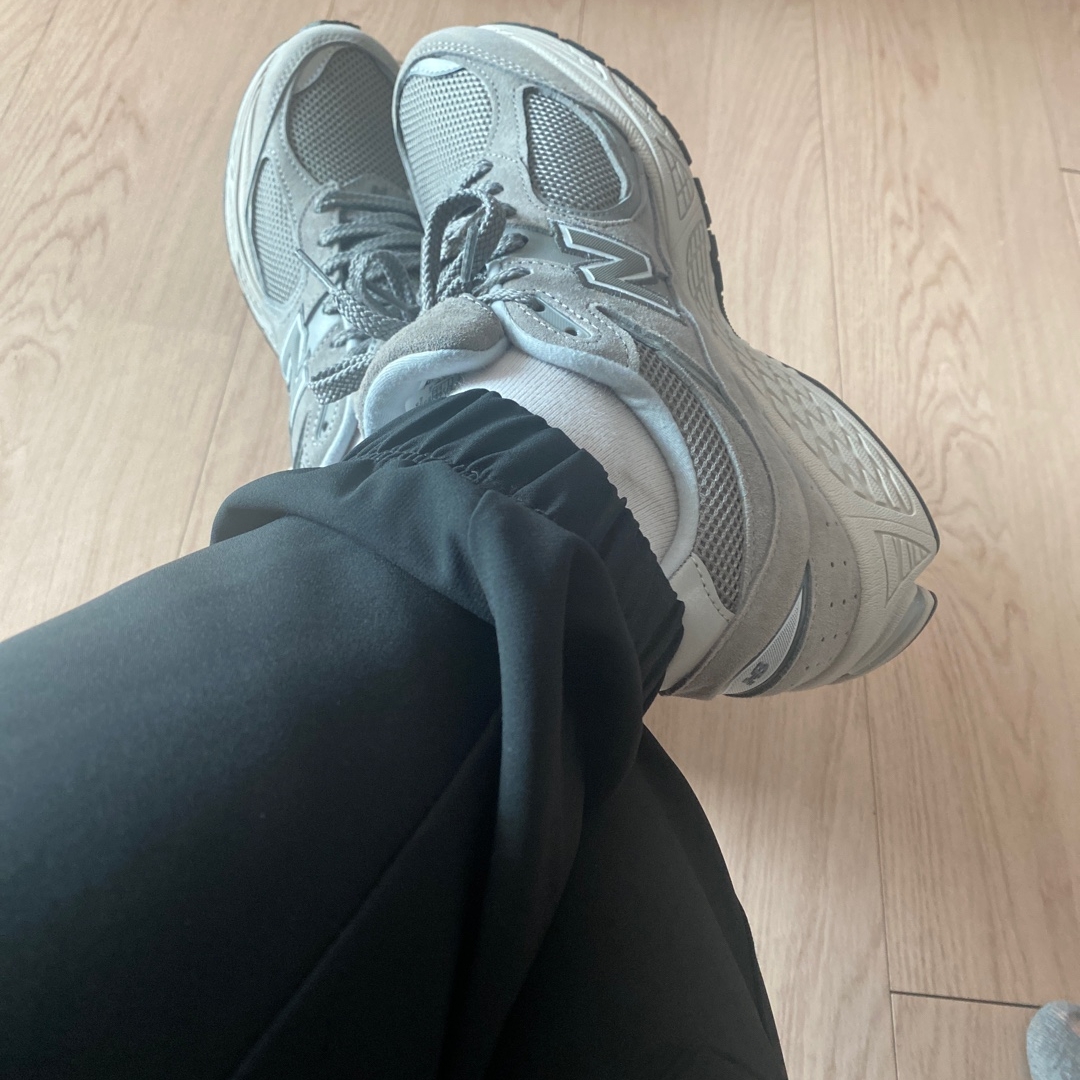 New Balance 2002R Grey 착용 스타일