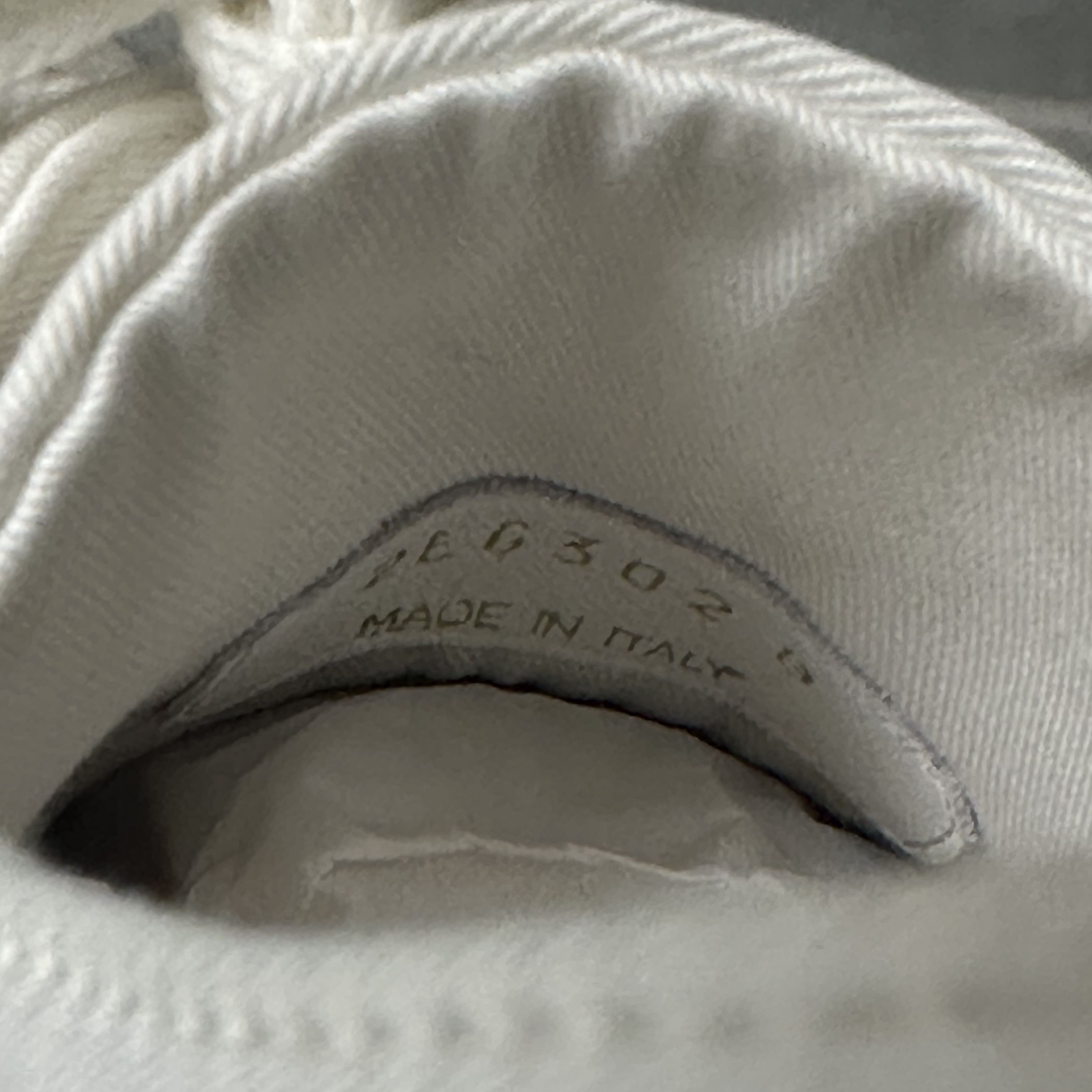 Prada Gabardine Fabric Sneakers White 착용 스타일 - 3