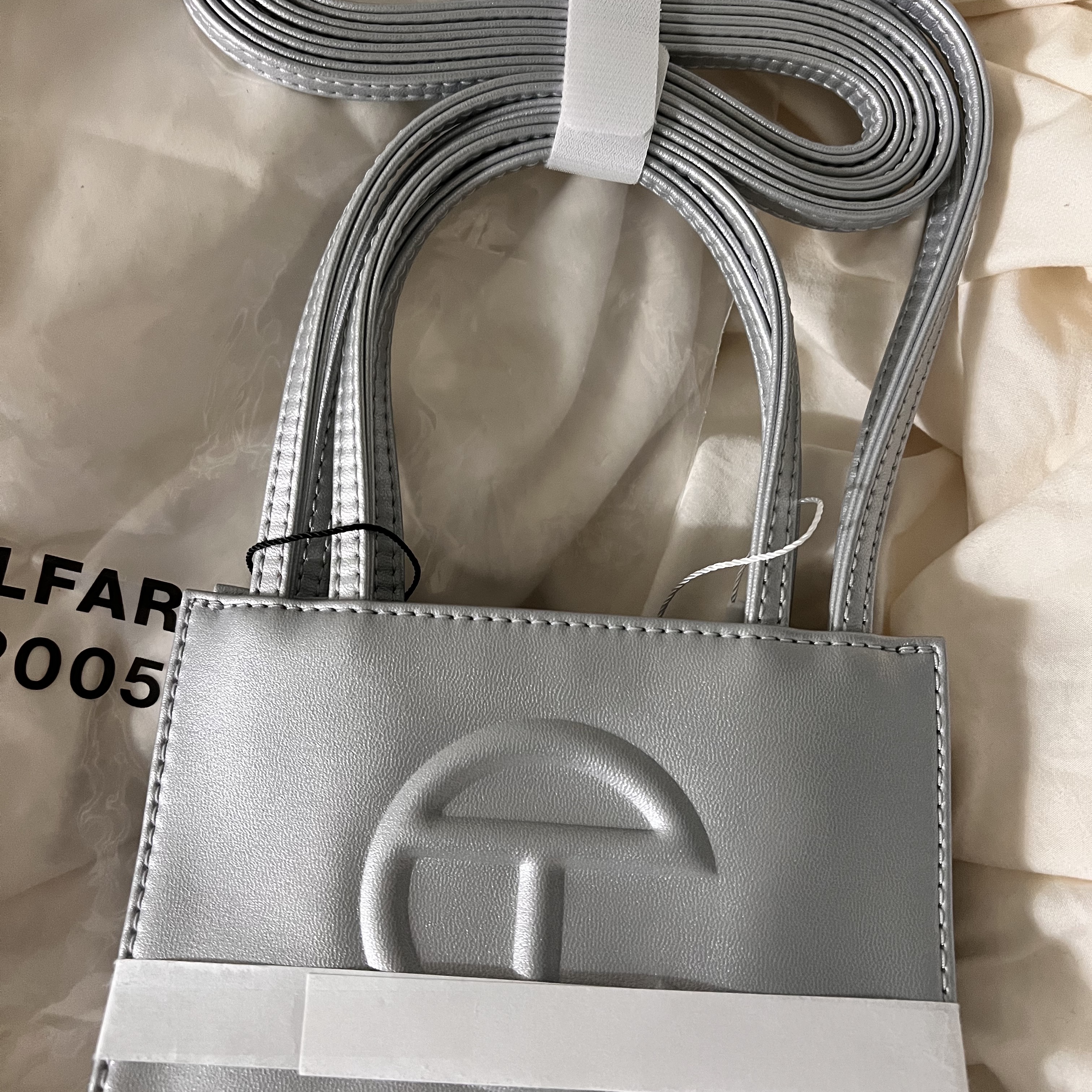Telfar Small Shopping Bag Silver 착용 스타일