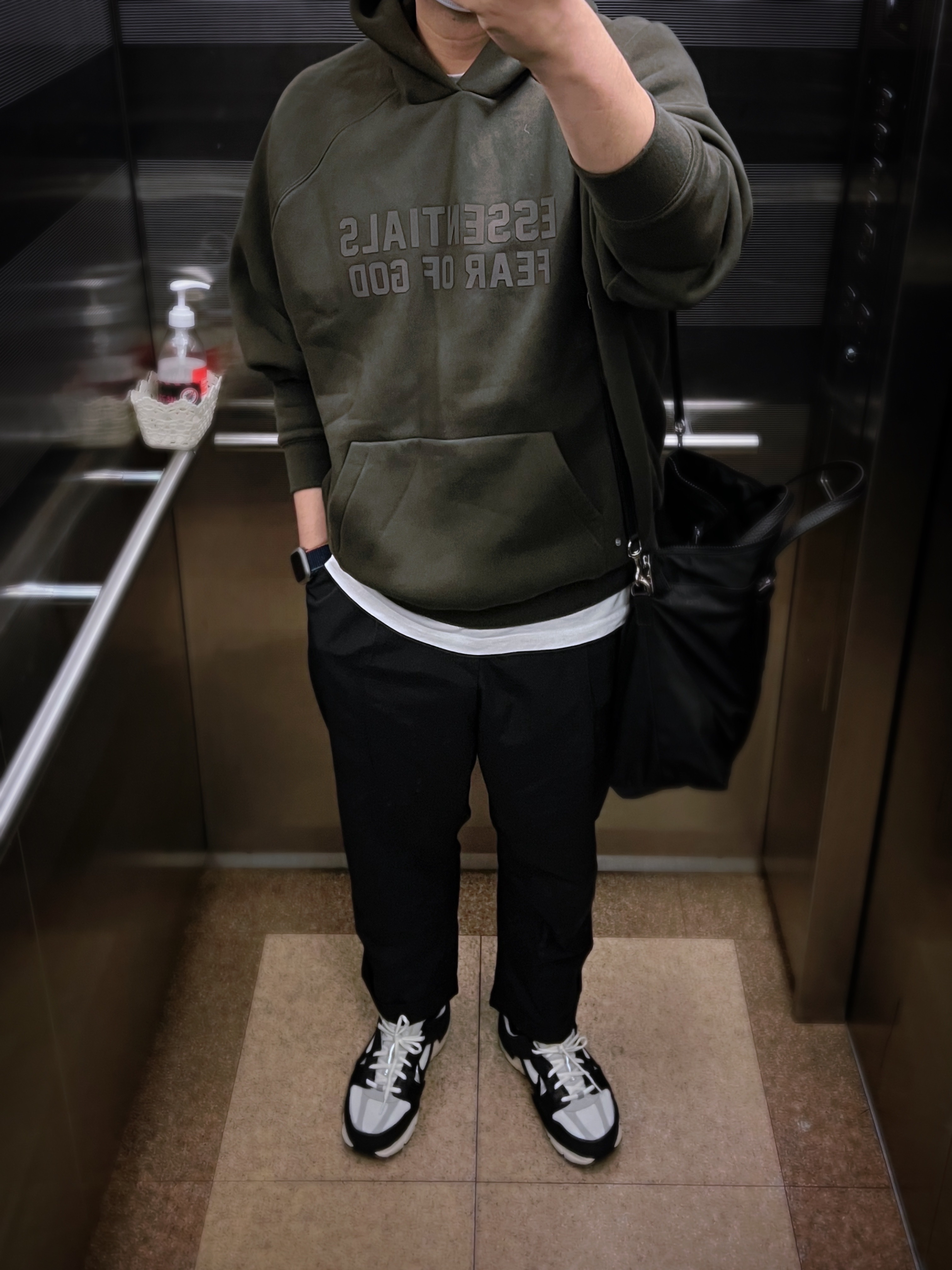 (W) Nike Zoom Vomero 5 Wolf Grey and Black, Essentials Hoodie Off Black - 23SS 착용 스타일 - 3