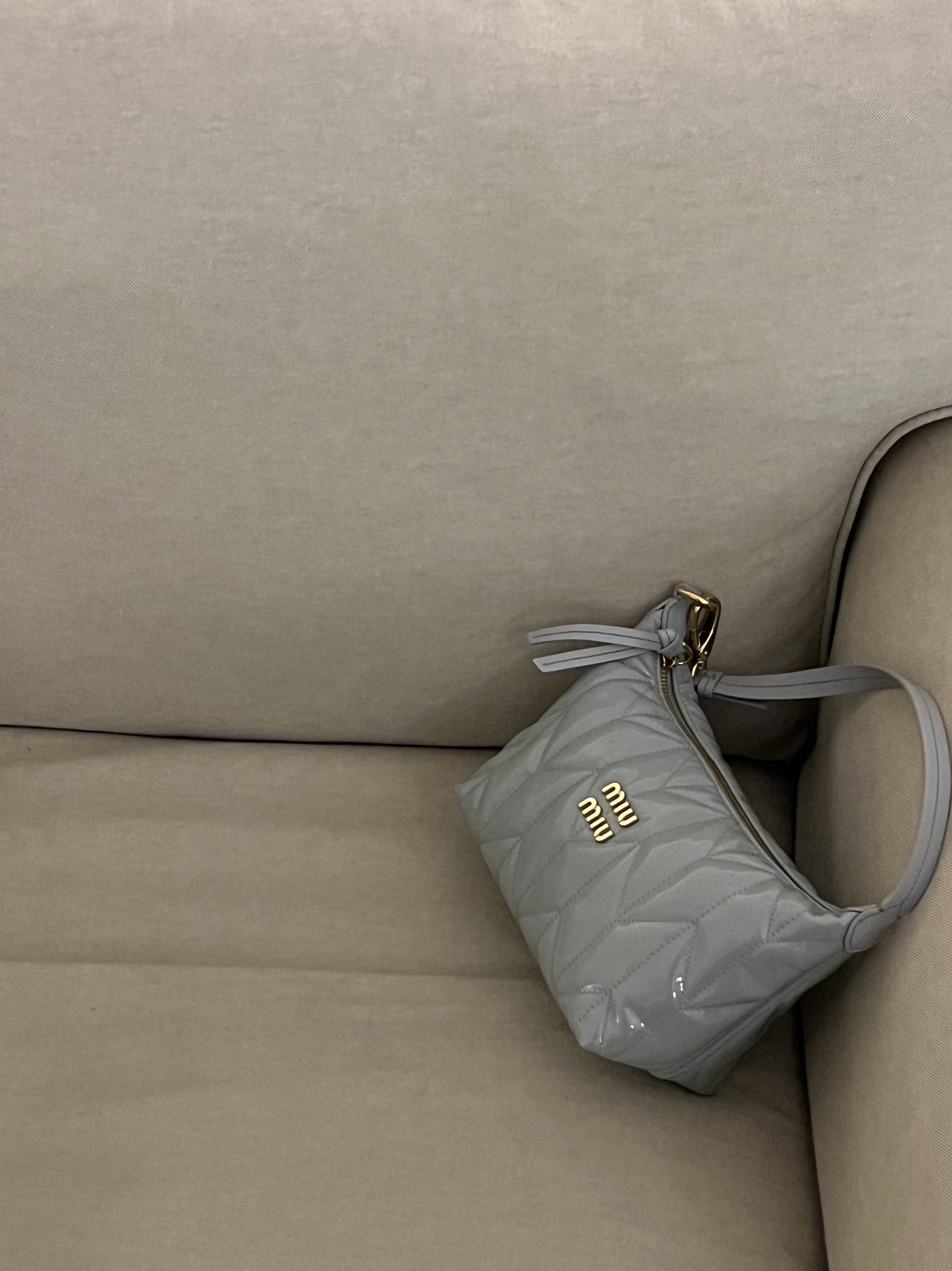 Miu Miu Spirit Matelasse Cire Mini Bag Cornflower 착용 스타일
