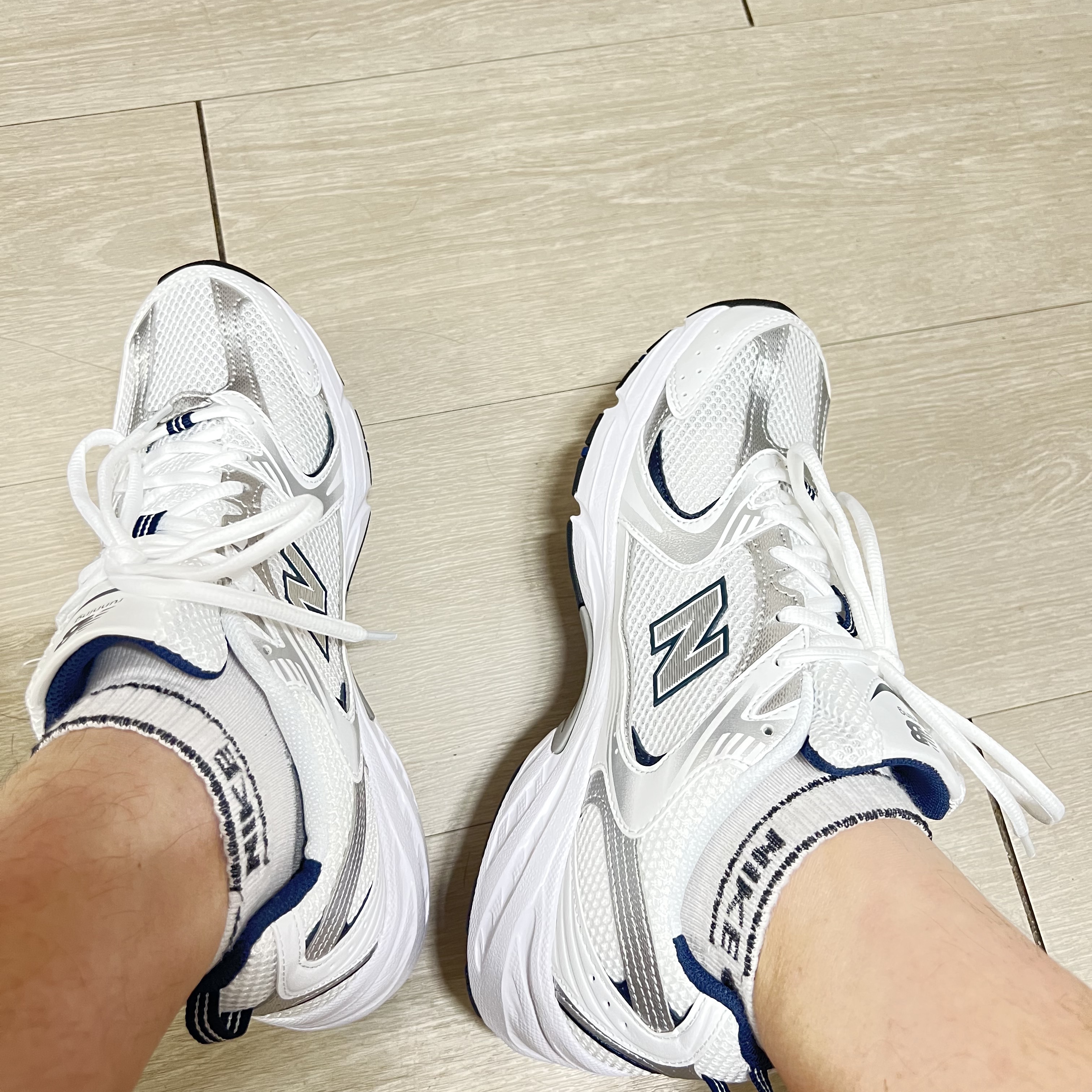New Balance 530 White 착용 스타일 - 1