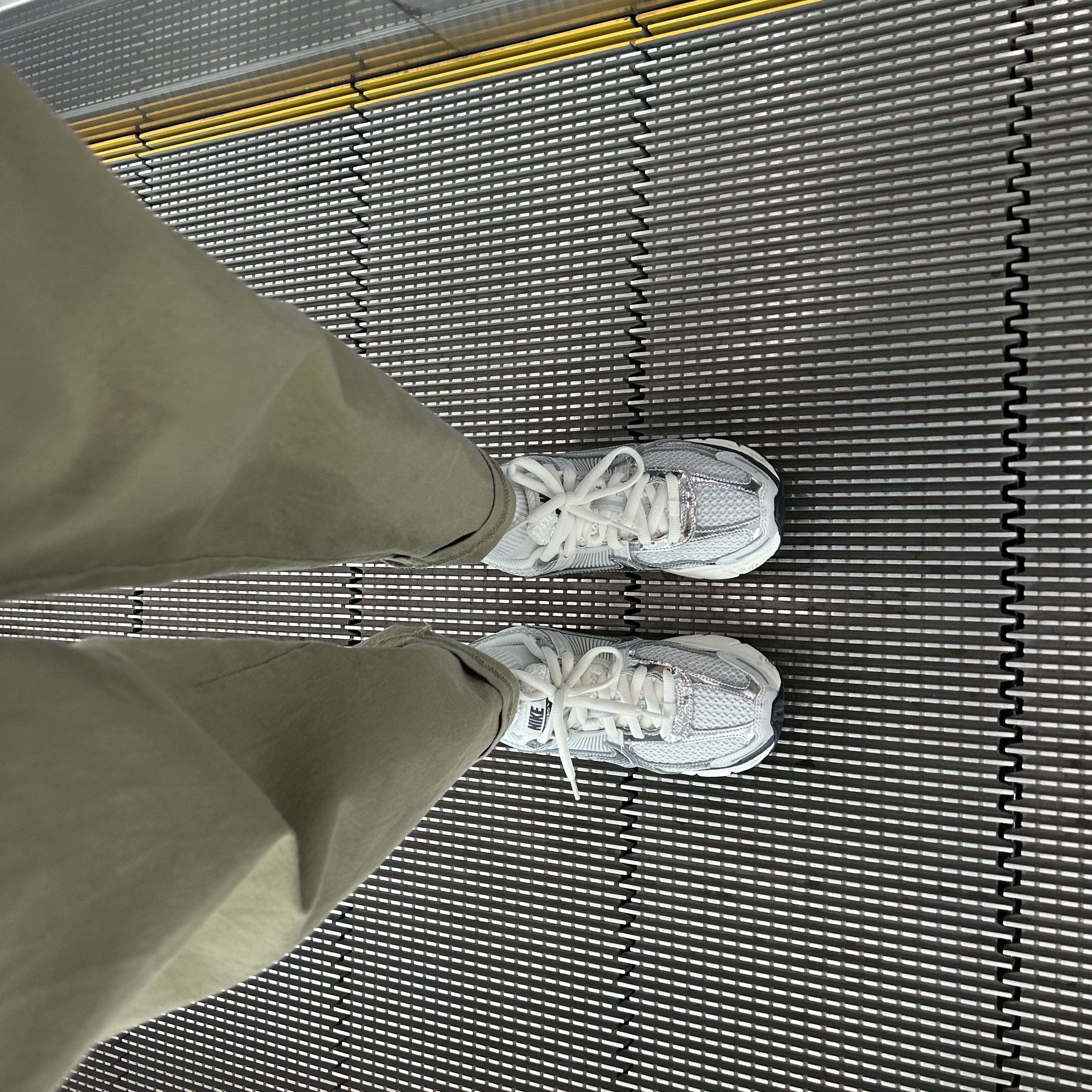 (W) Nike Zoom Vomero 5 Photon Dust and Metallic Silver 착용 스타일