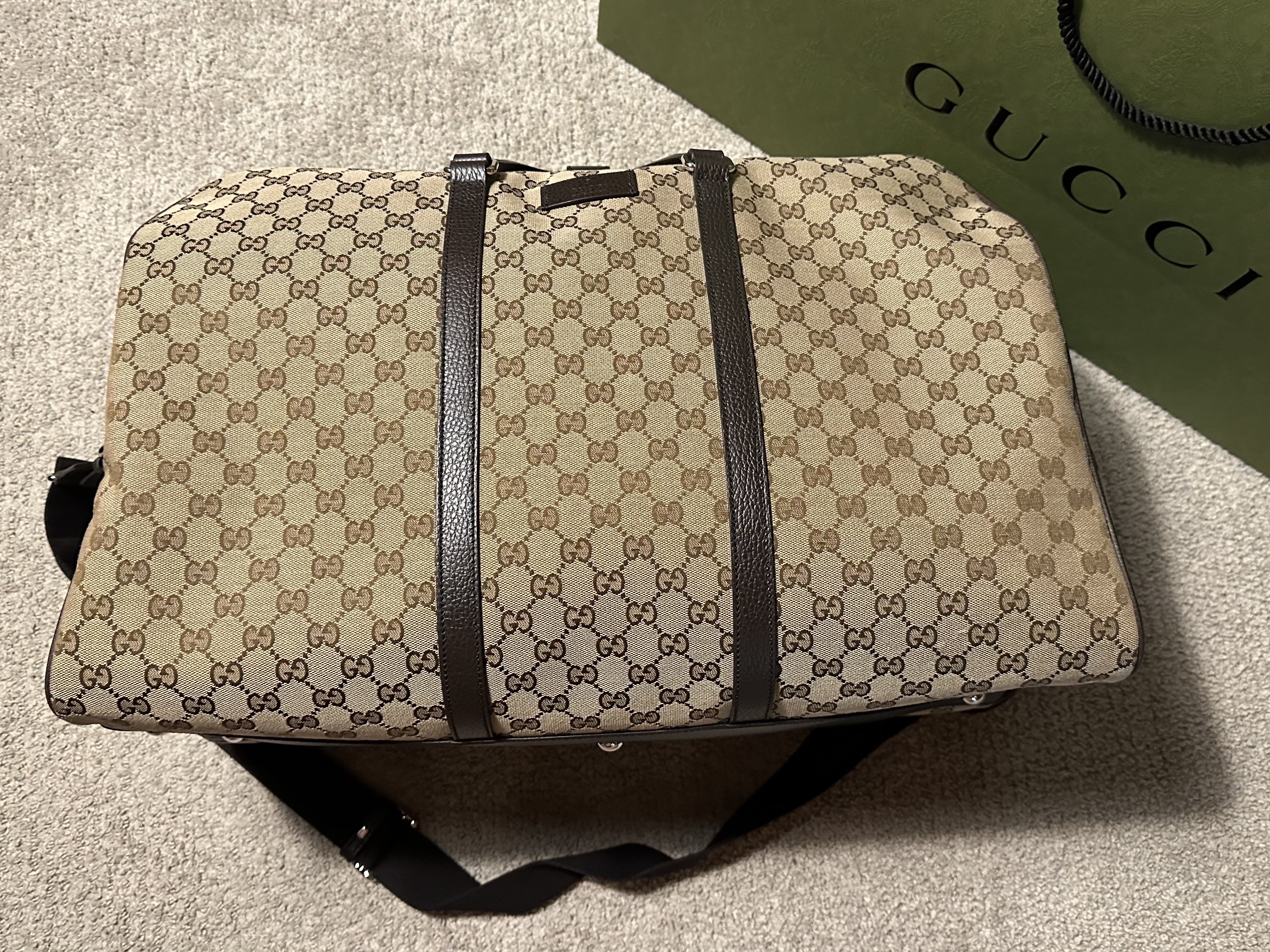 Gucci GG Supreme Canvas Boston Bag Beige Ebony 착용 스타일 - 2