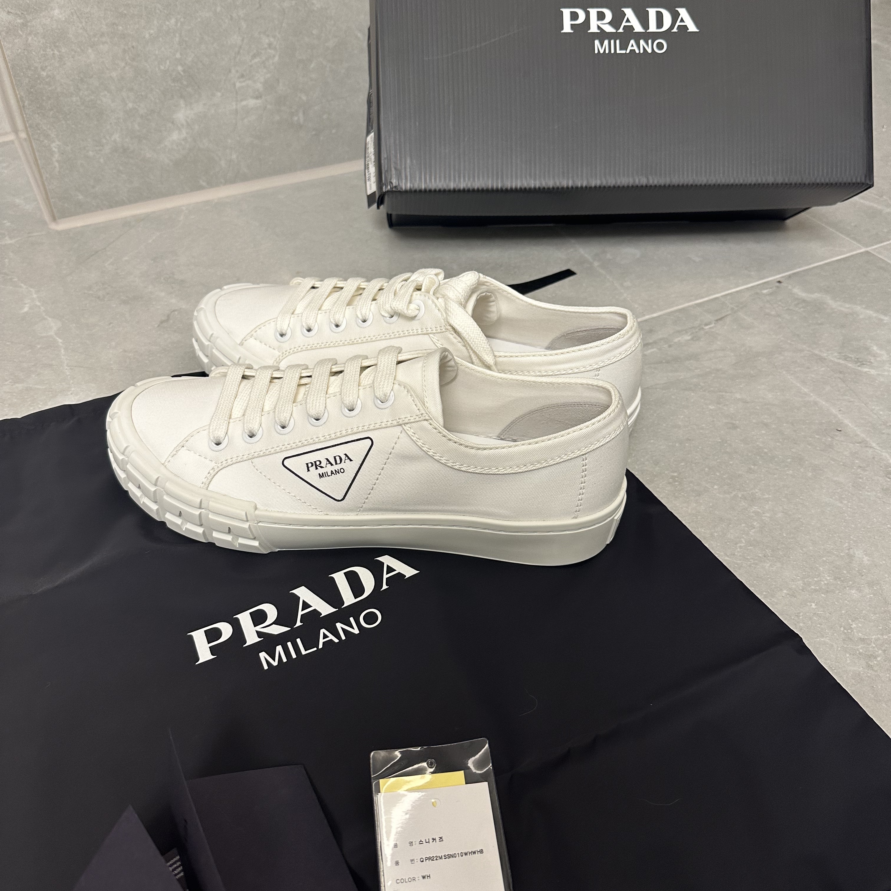 Prada Gabardine Fabric Sneakers White 착용 스타일 - 2