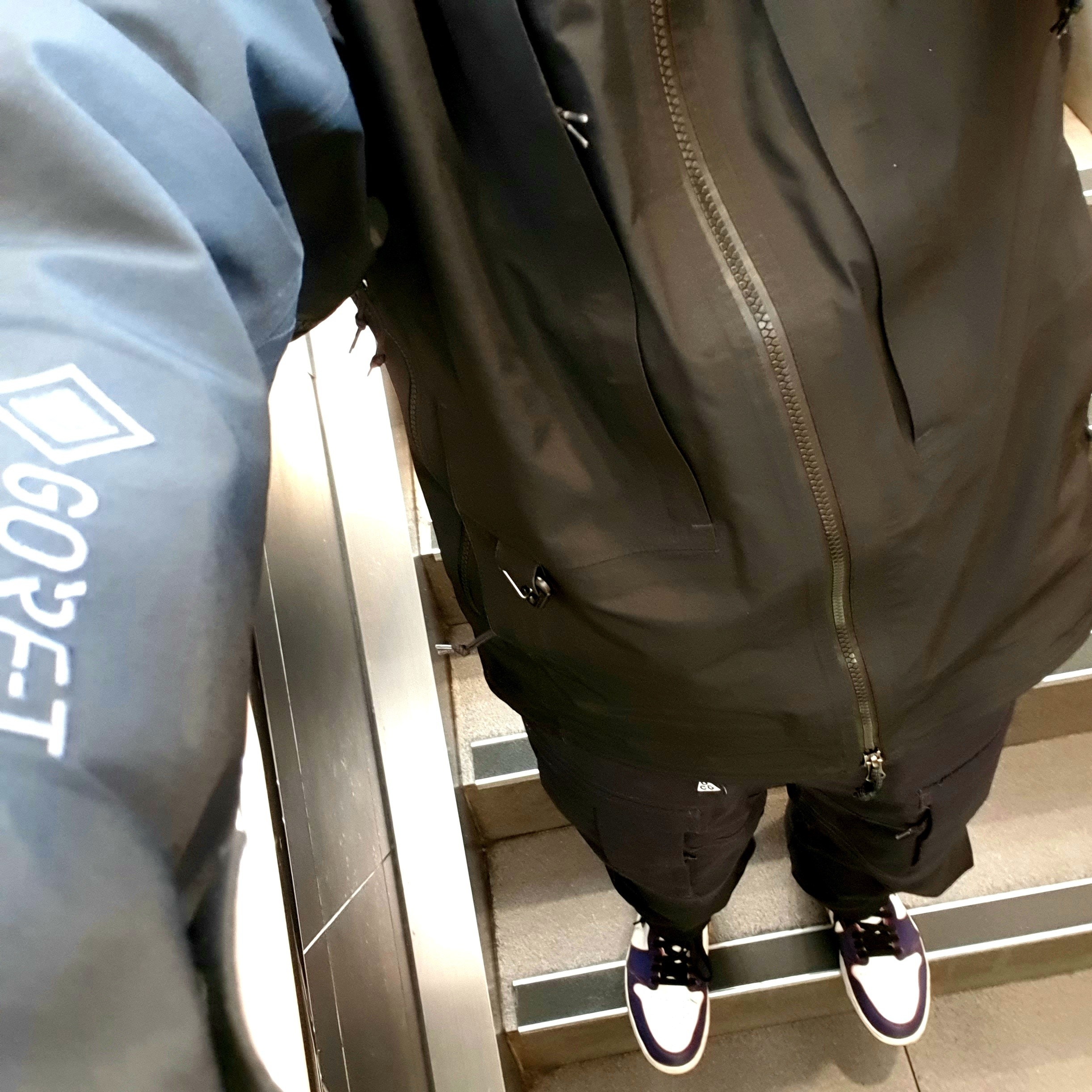 Nike ACG Smith Summit Cargo Pants Black Summit White - Asia, Nike ACG Gore-Tex Misery Ridge Jacket Black - US/EU 착용 스타일 - 2
