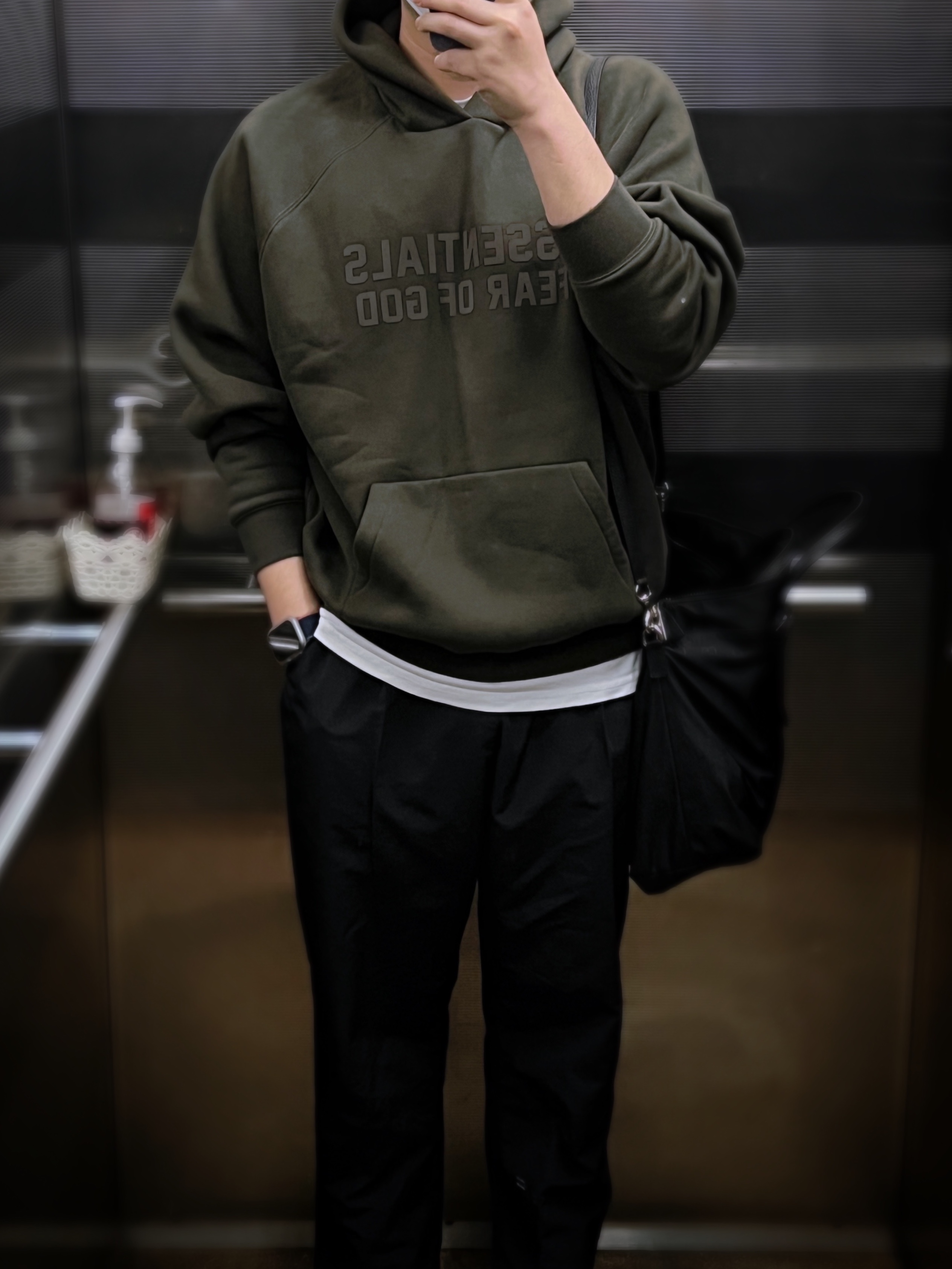 (W) Nike Zoom Vomero 5 Wolf Grey and Black, Essentials Hoodie Off Black - 23SS 착용 스타일 - 4
