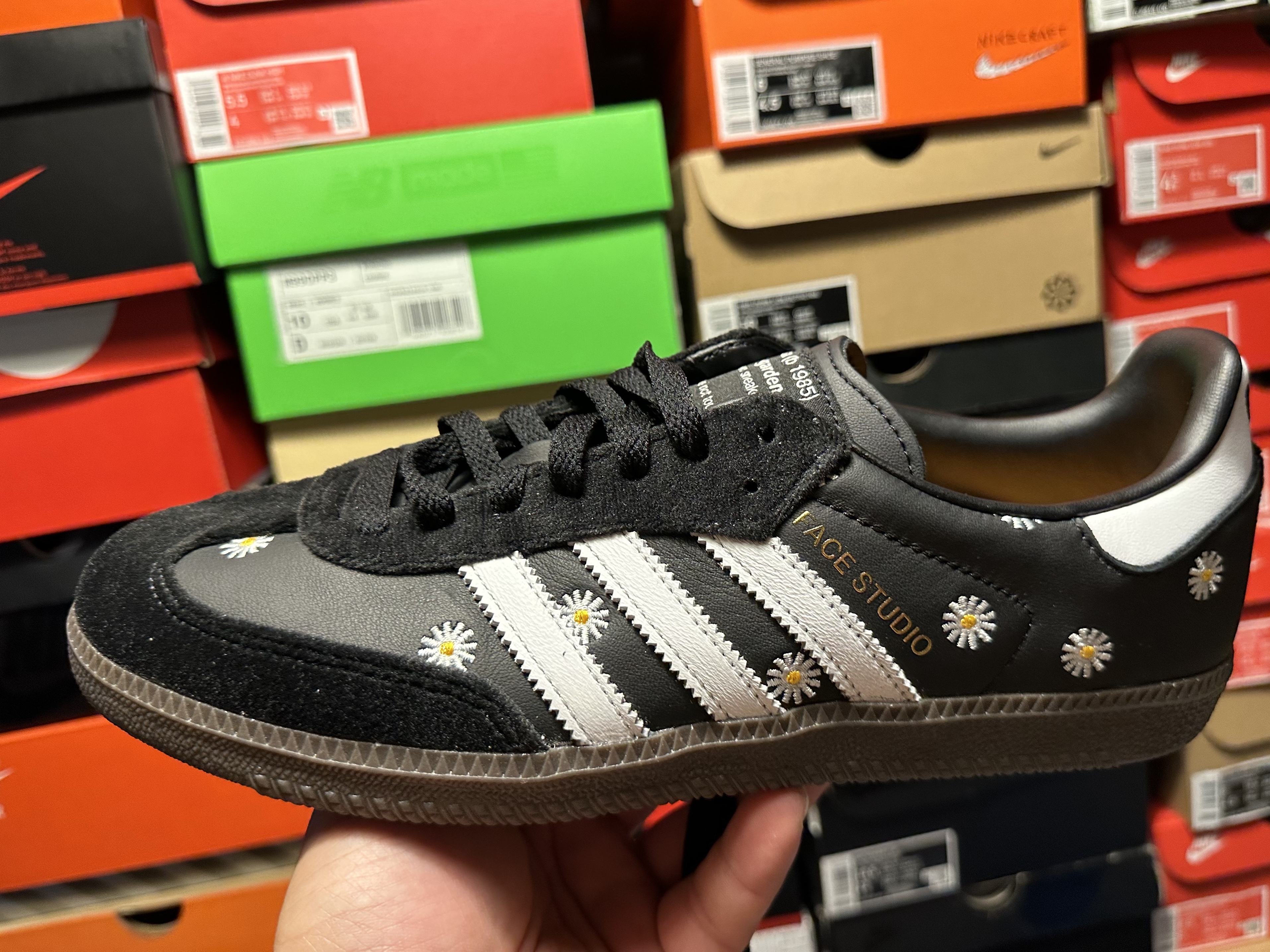 Adidas x Atmos x Face Samba OG Core Black 착용 스타일 - 5