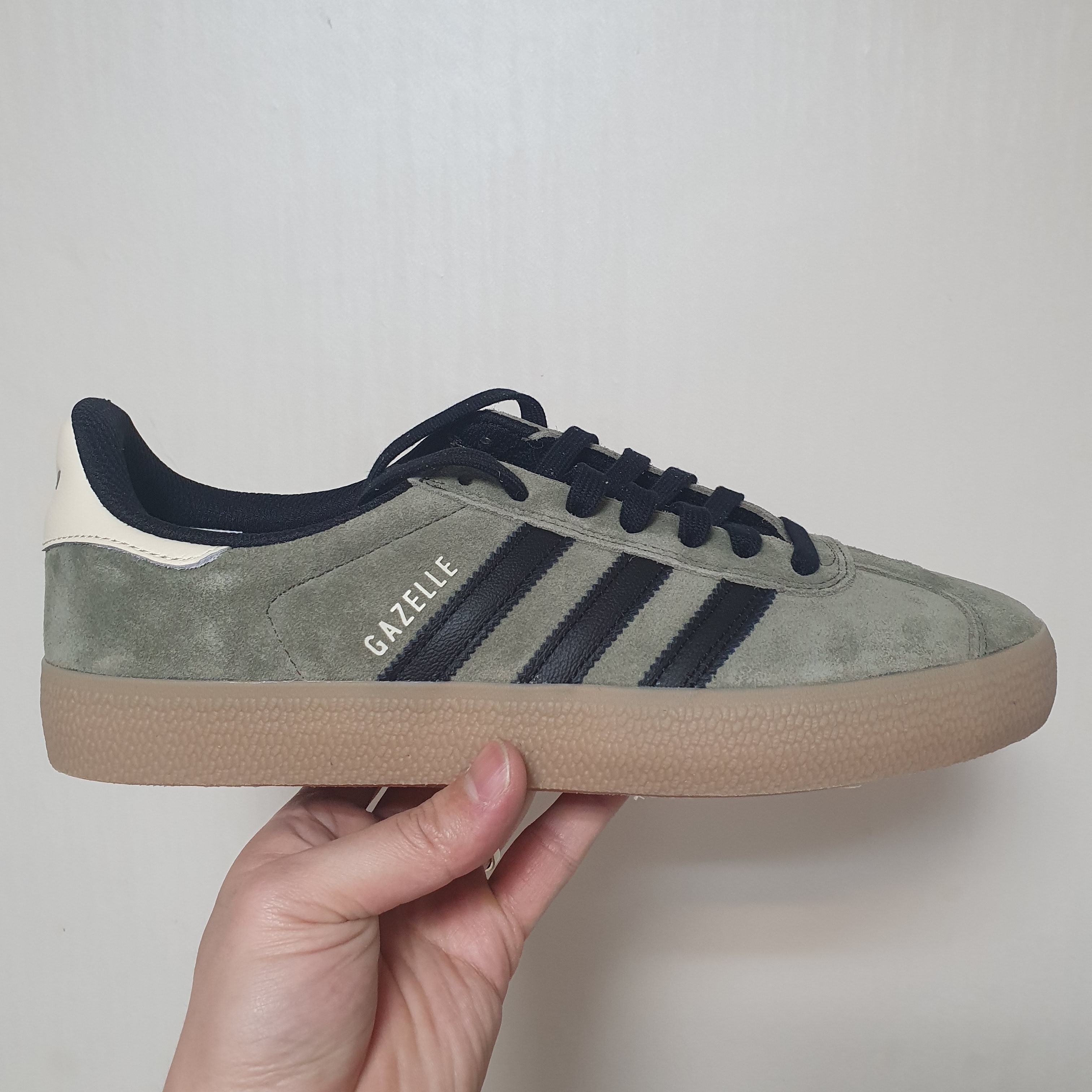 Adidas Gazelle ADV Olive Strata Core Black 착용 스타일