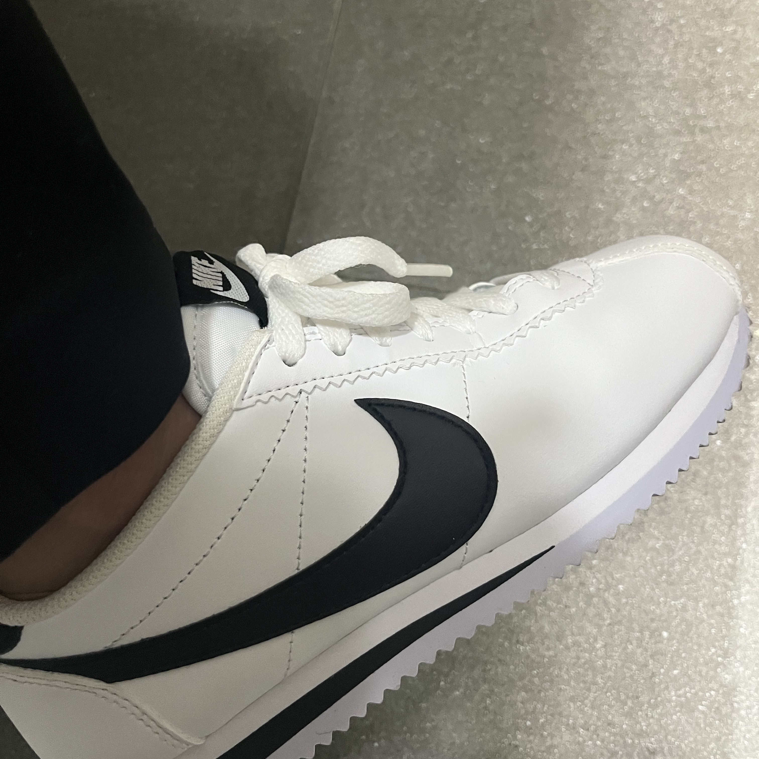 (W) Nike Classic Cortez Leather White Black 착용 스타일