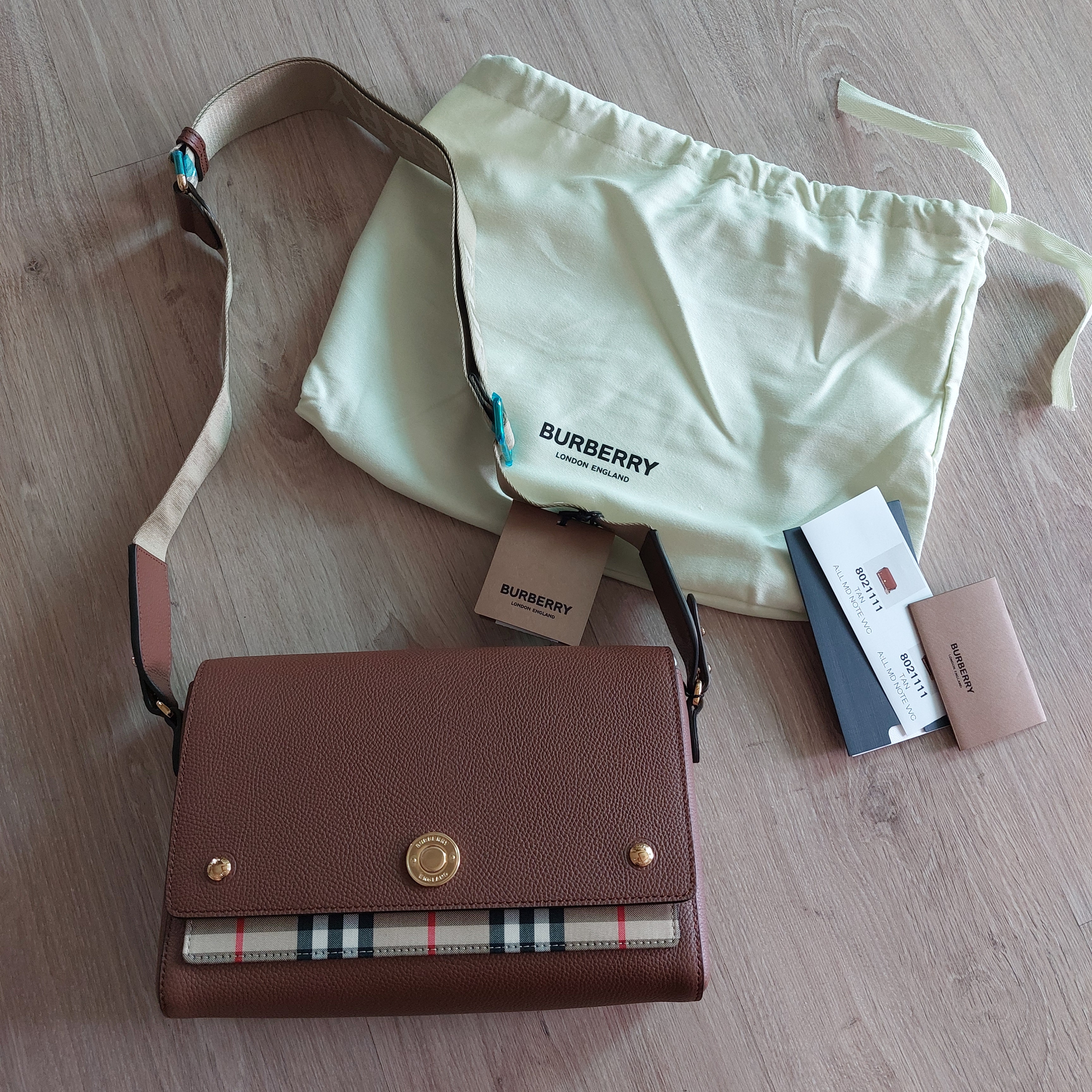 Burberry Leather and Vintage Check Note Crossbody Bag Tan 착용 스타일